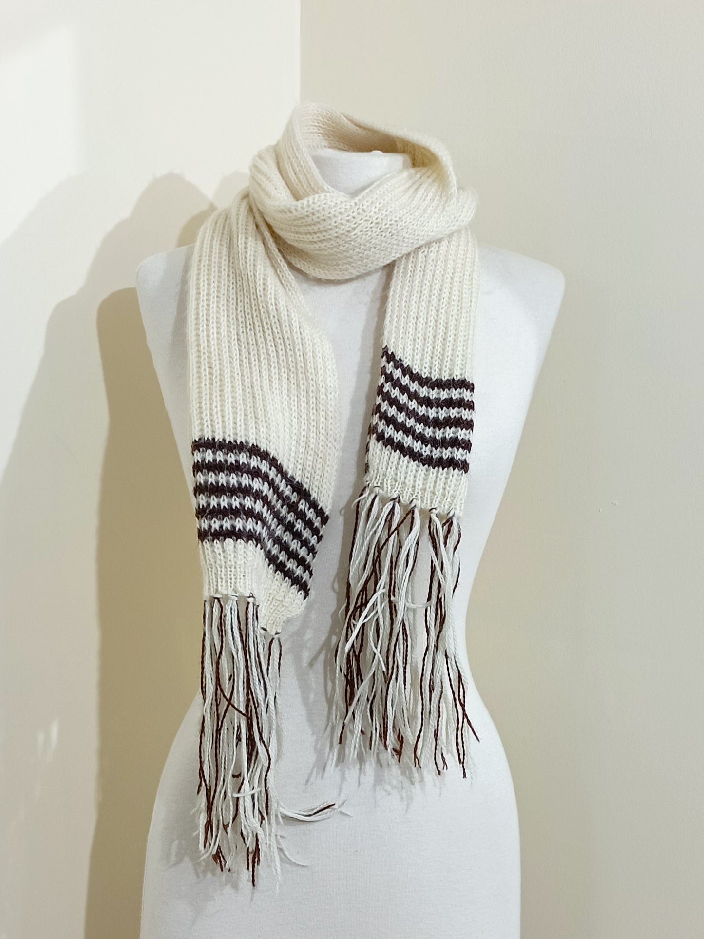 Echarpe beige en maille avec franges et liseré marron