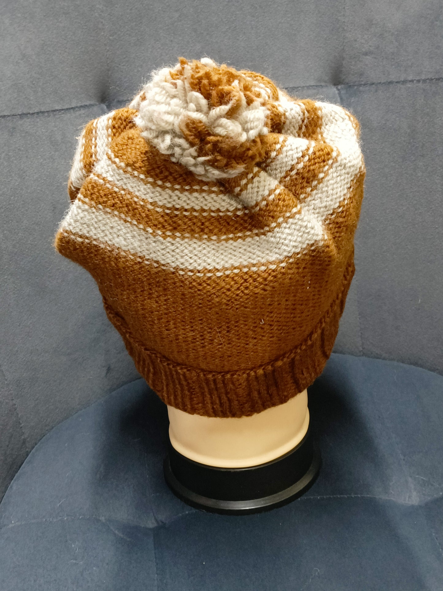 Bonnet gris et marron avec pompon