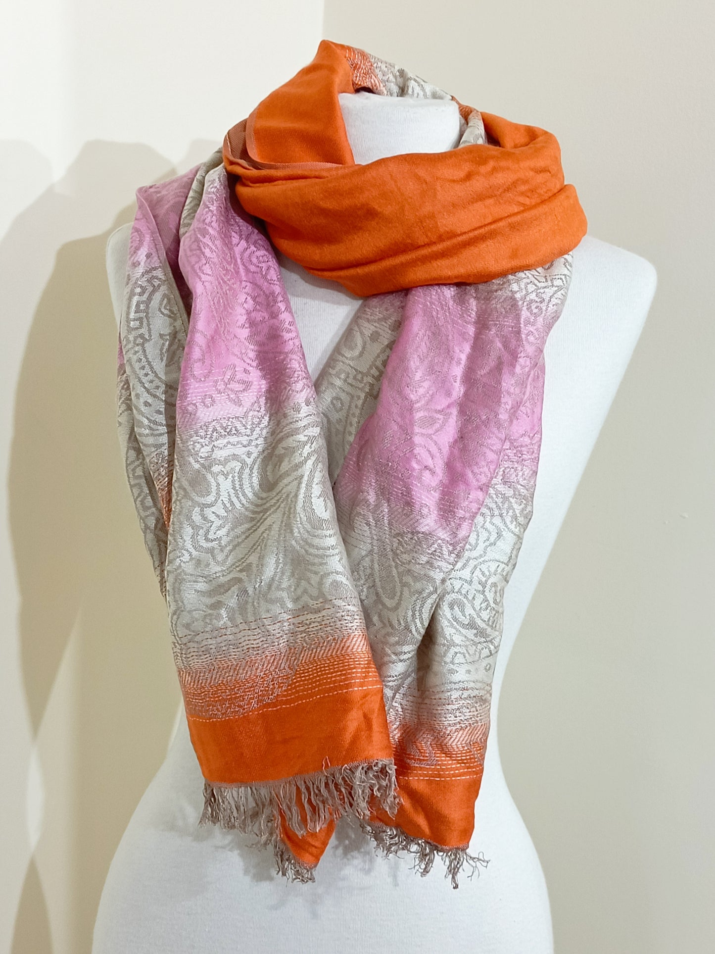 Echarpe à motifs beige, rose et orange