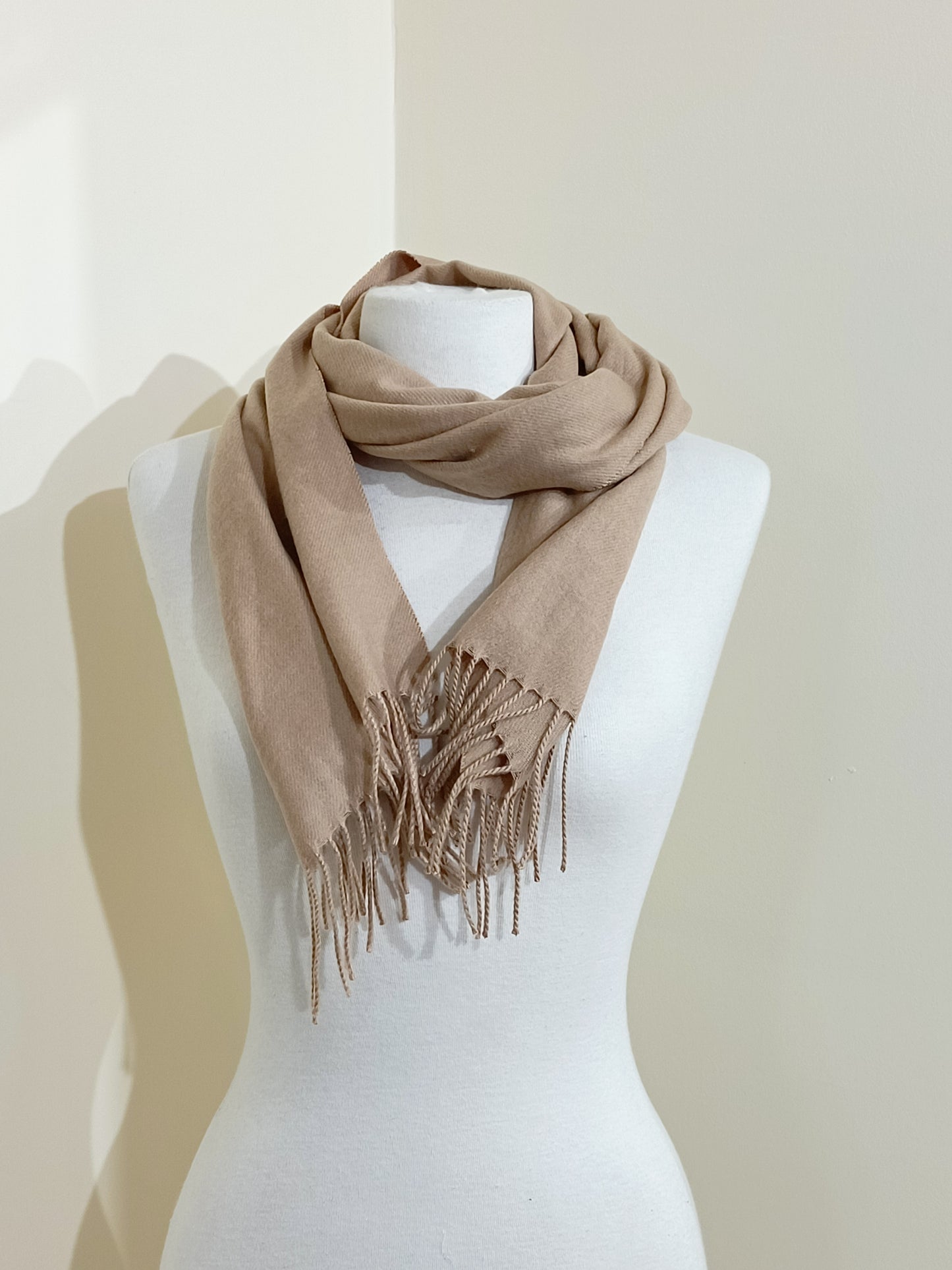 Echarpe beige avec franges