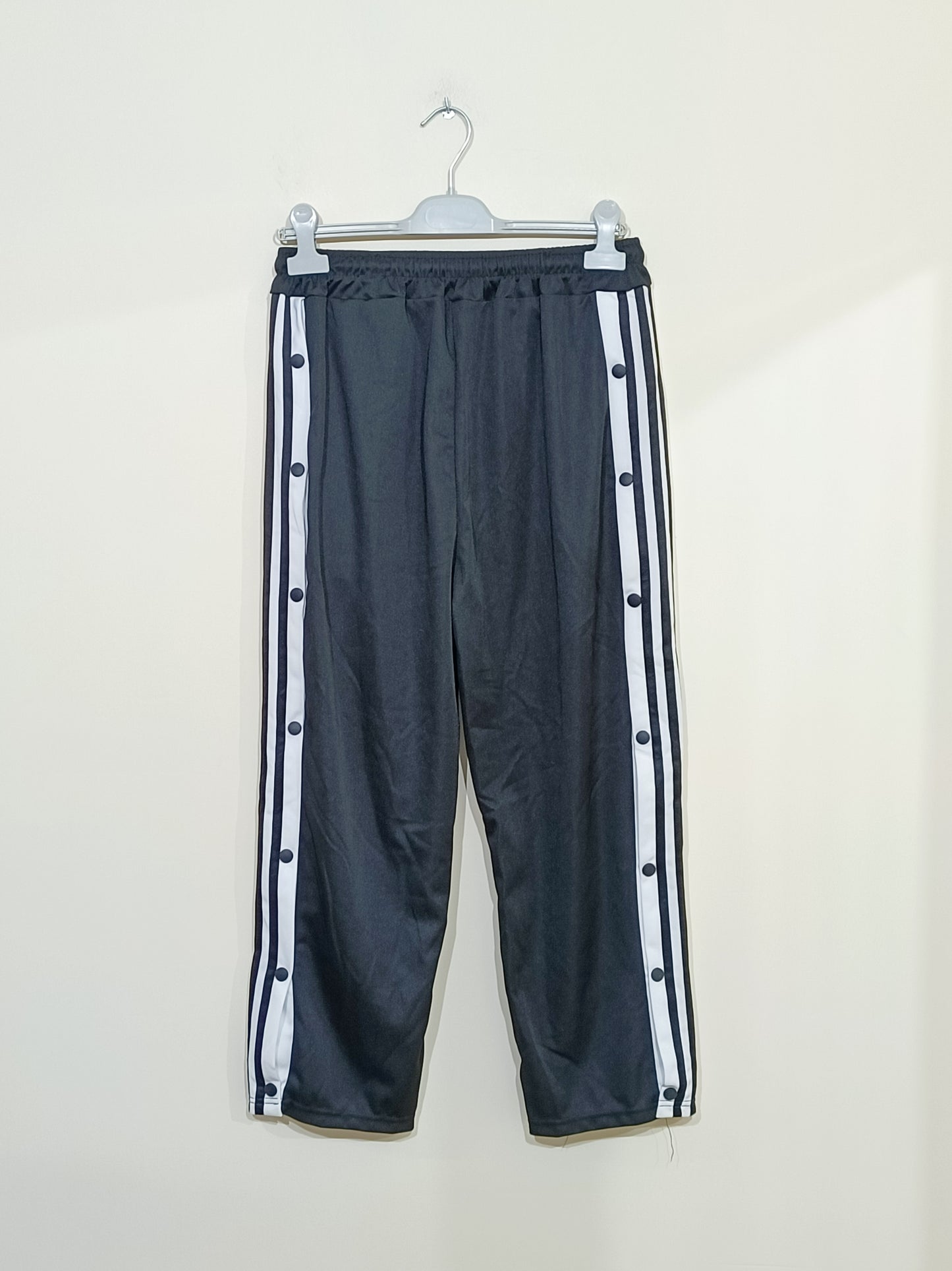 Jogging noir et blanc avec pressions sur les côtés Taille M