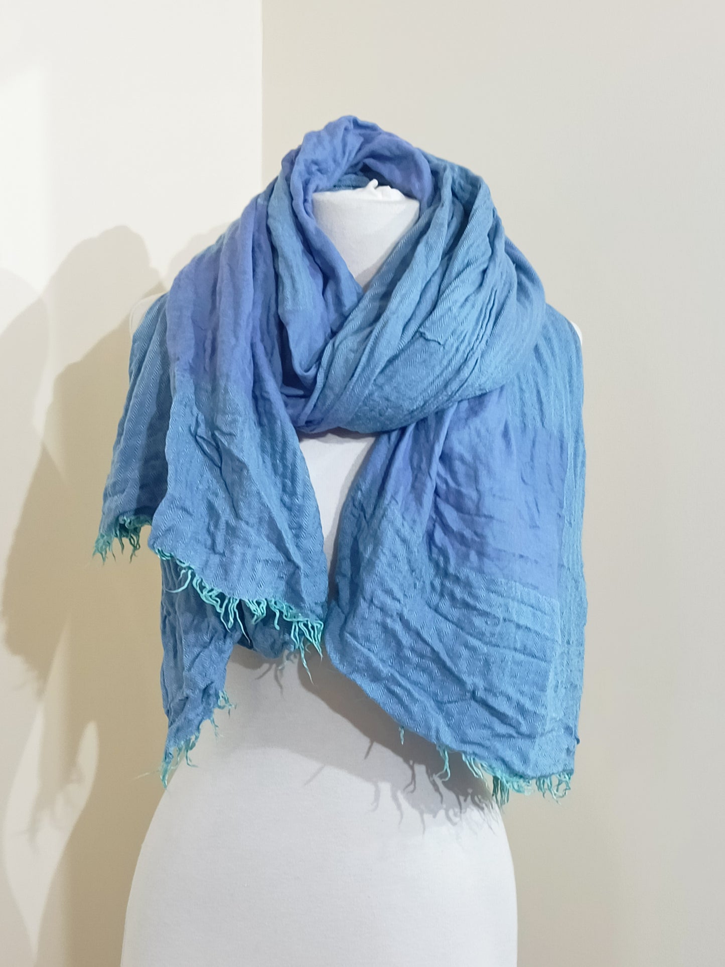 Echarpe bleue avec motifs géométriques