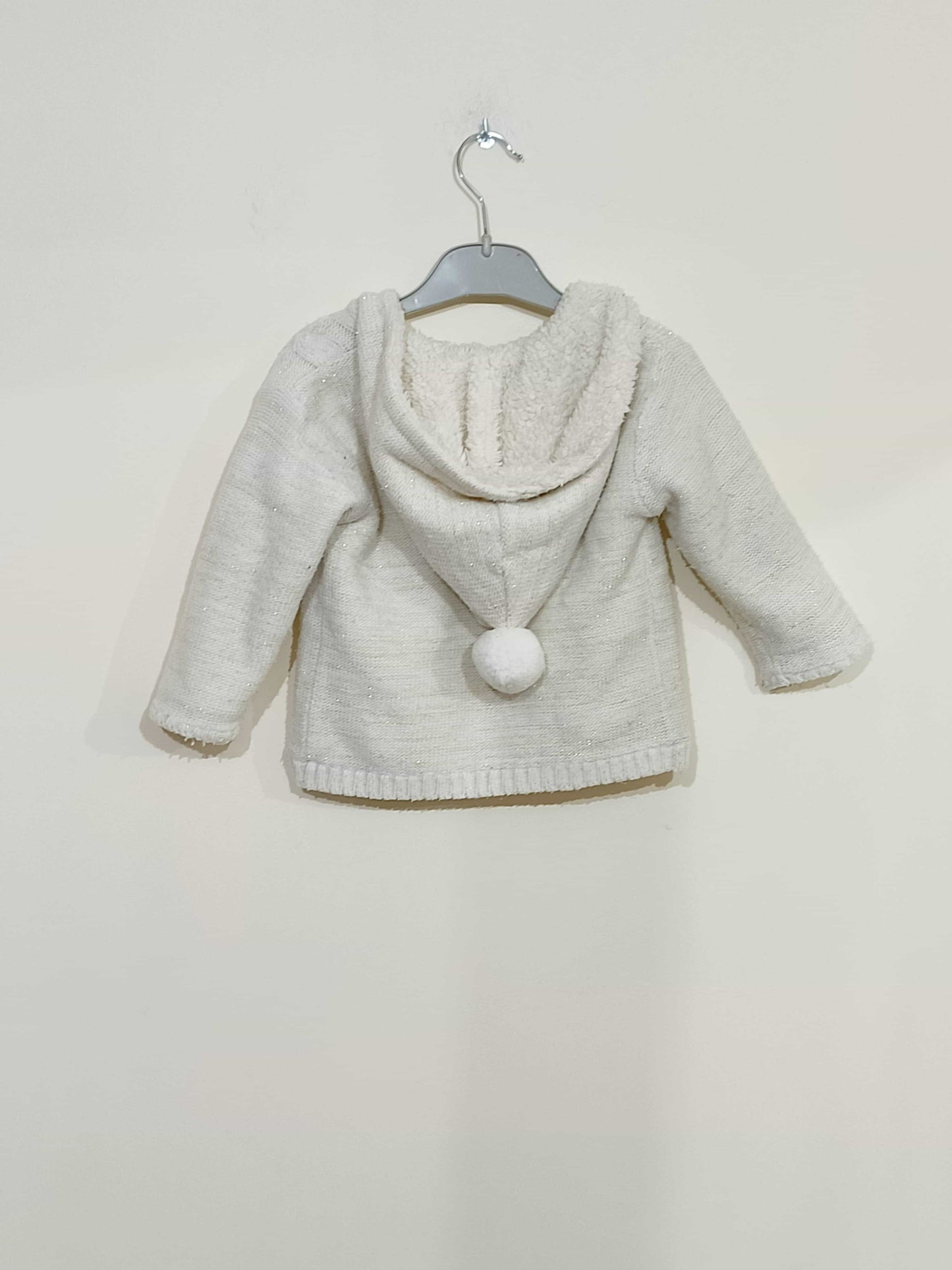 manteau-en-maille-doublé-polaire-kiabi-blanc-avec-fils-dorés-taille-18-mois-la-friperie-d'emilie-manteaux-filles-taille-18-mois-1