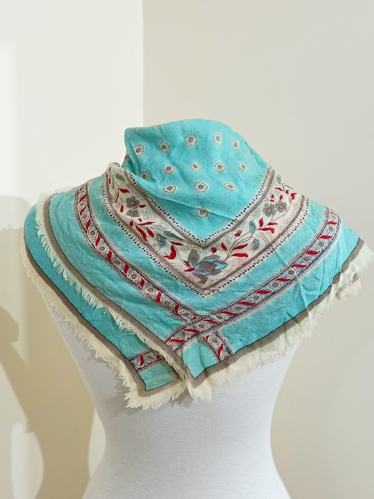 Foulard carré bleu ciel à motifs