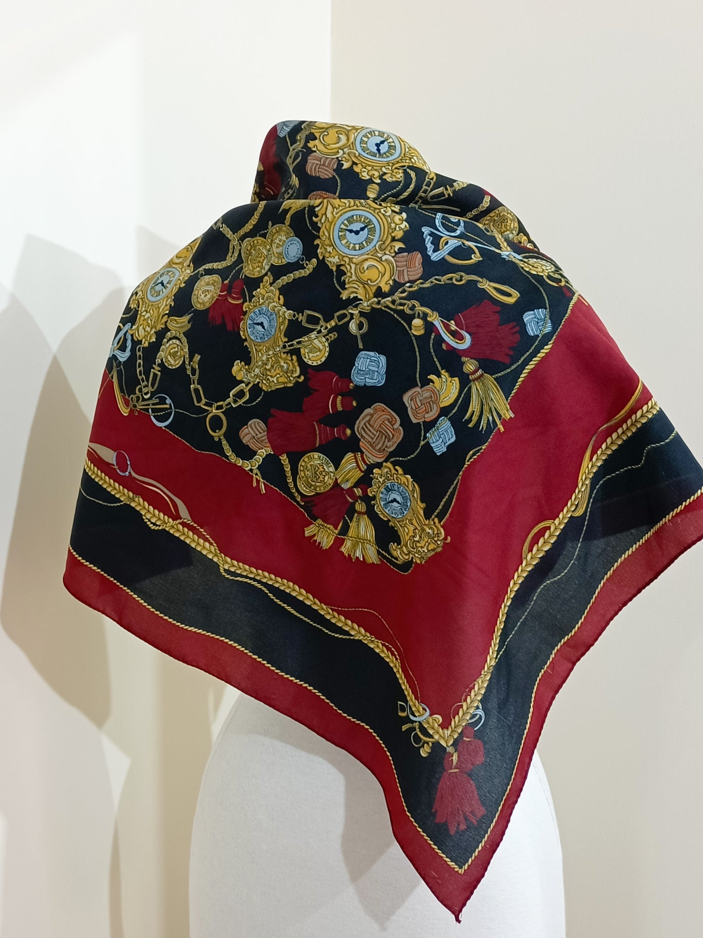 Foulard bordeaux et noir à motifs