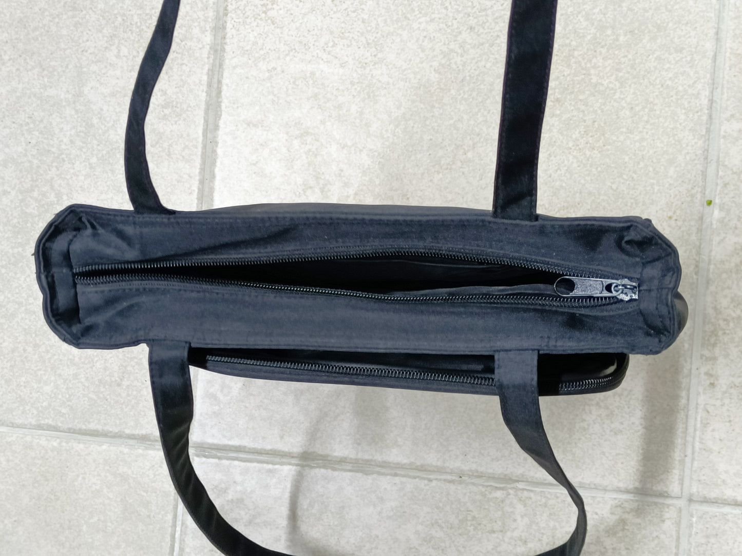 Sac à main noir avec plusieurs compartiments