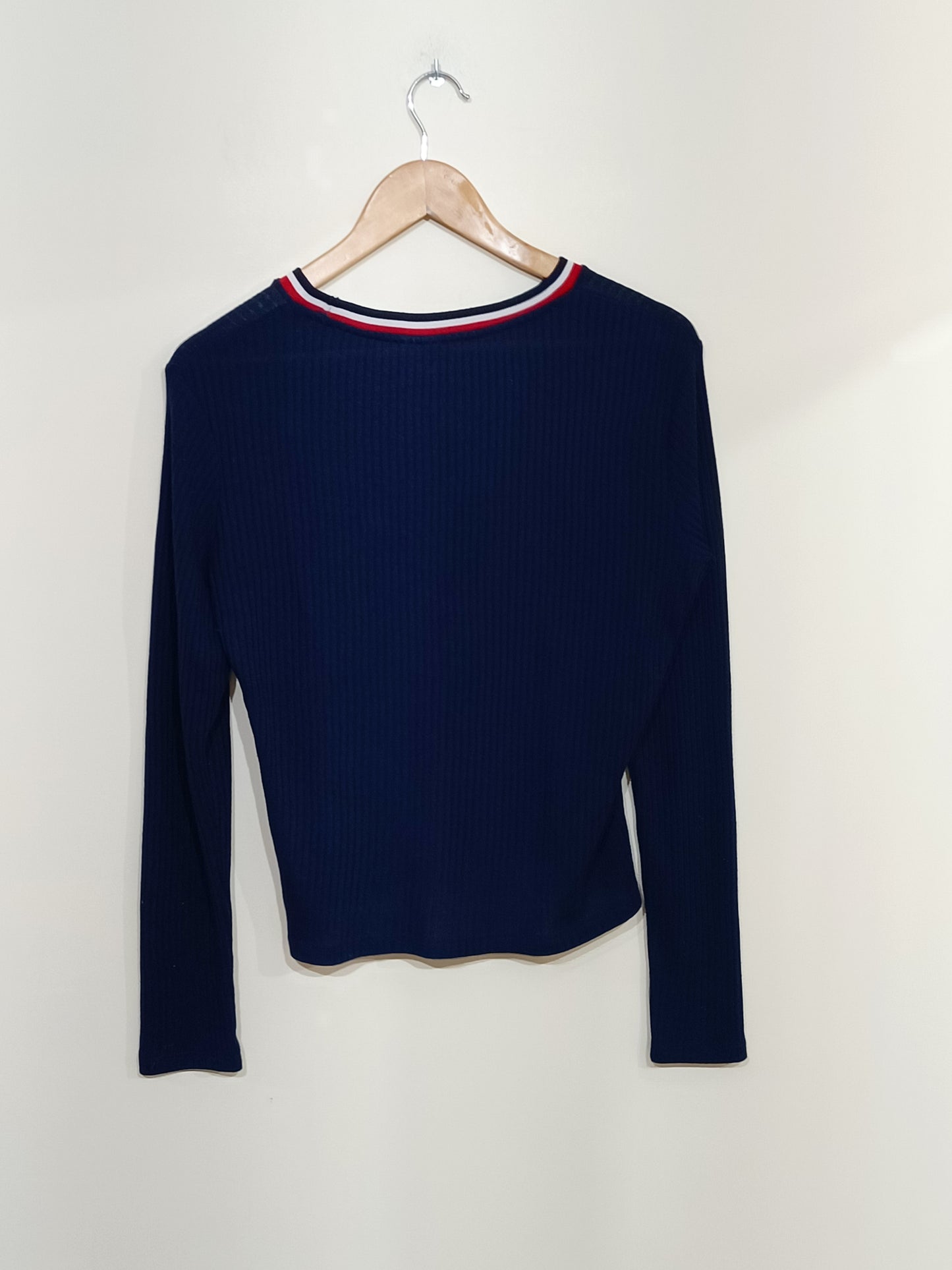 Pull fin Divided bleu marine avec liseré au col Taille L