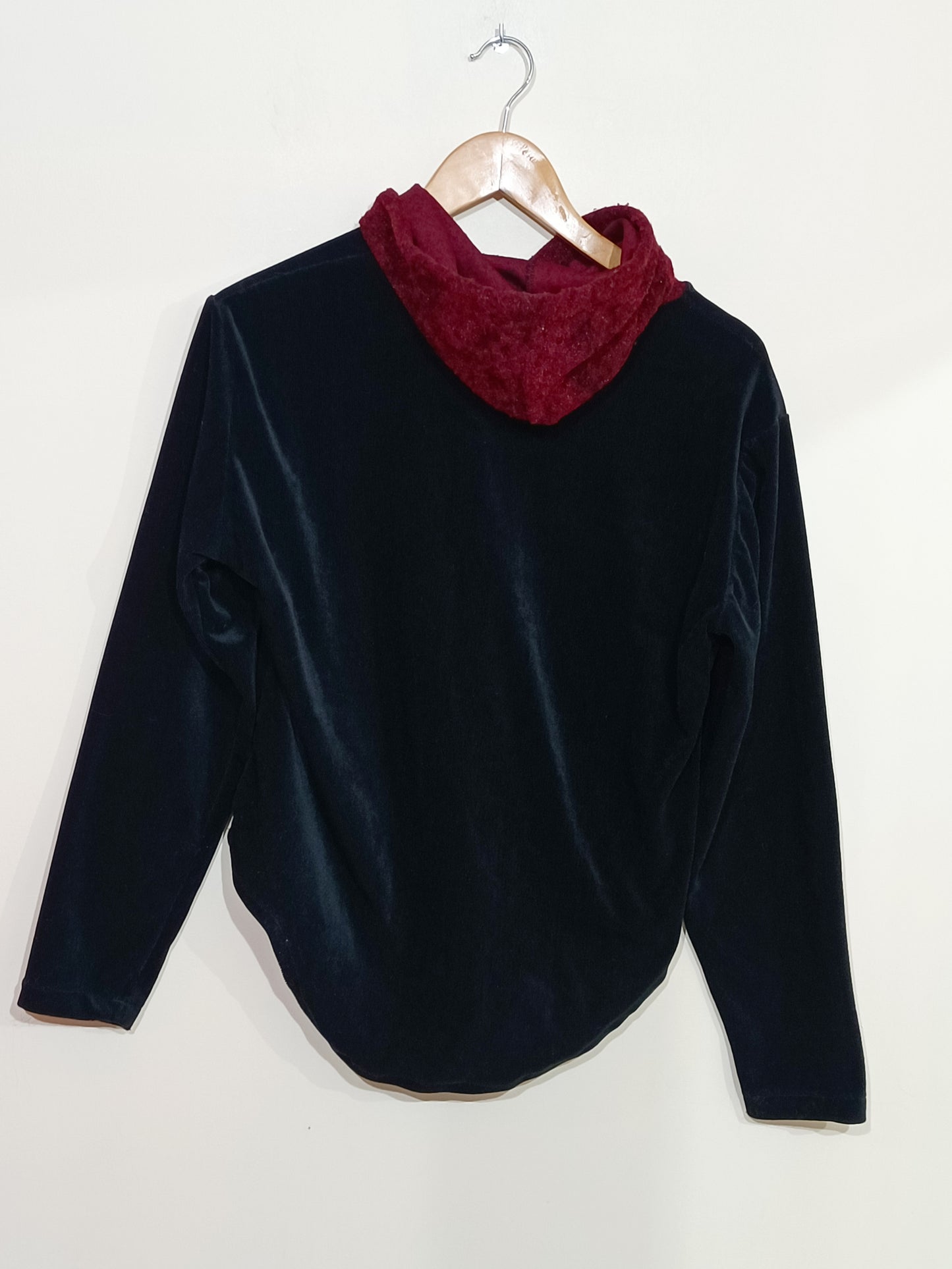 Sweat à capuche en velours noir et bordeaux Taille L