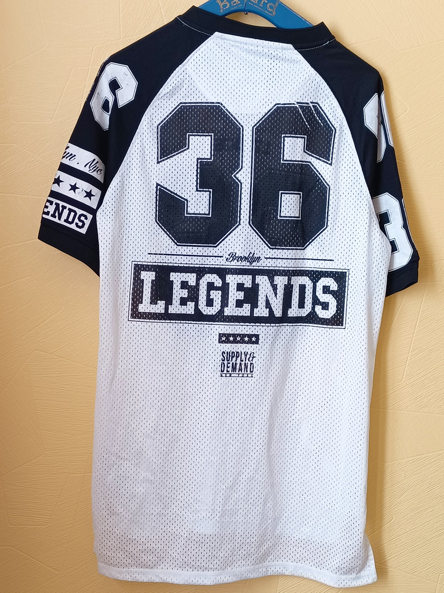 T-shirt de sport Supply & Demand noir et blanc avec impression Taille M