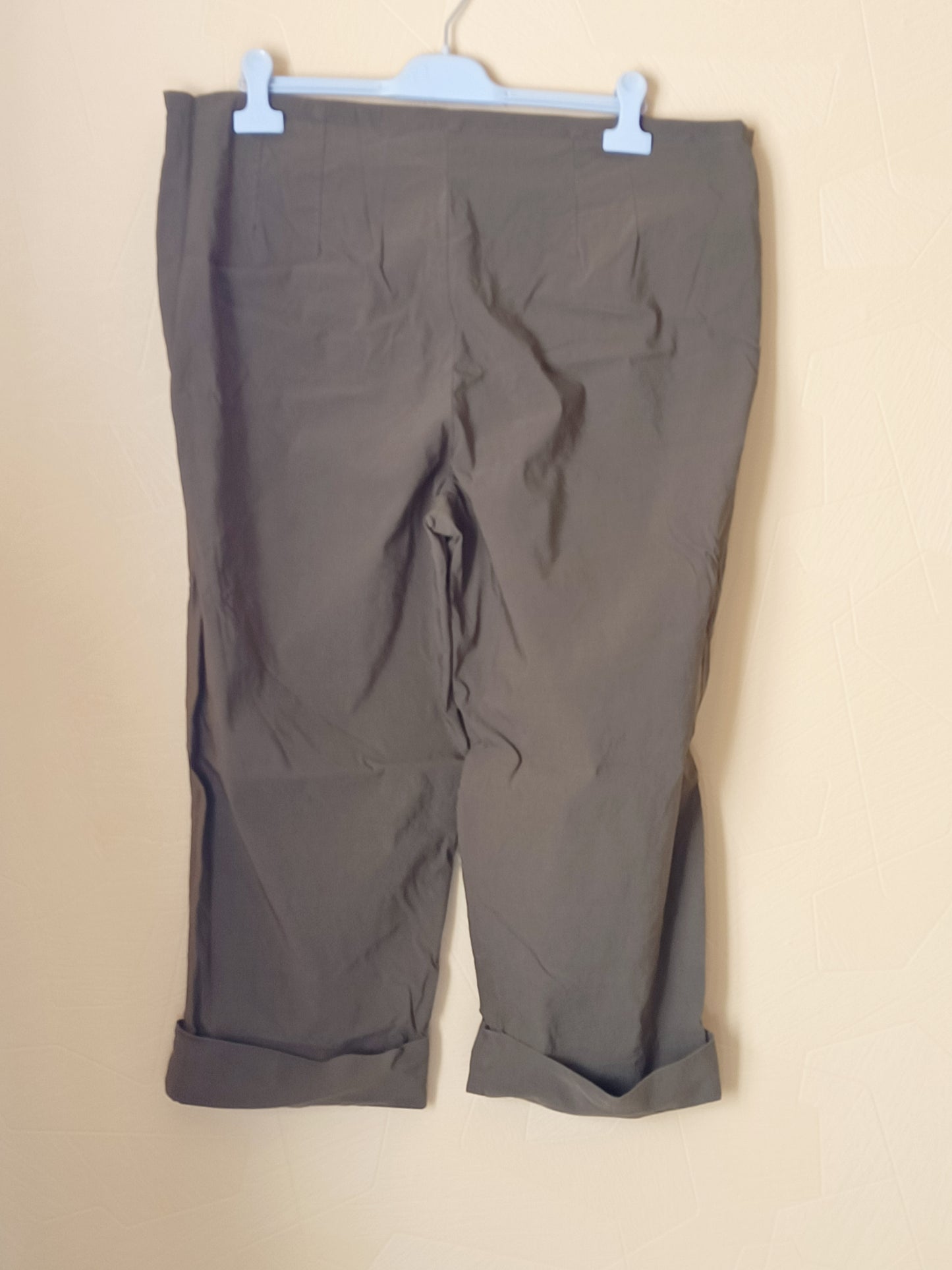 Pantacourt Kiabi kaki Taille 54/56