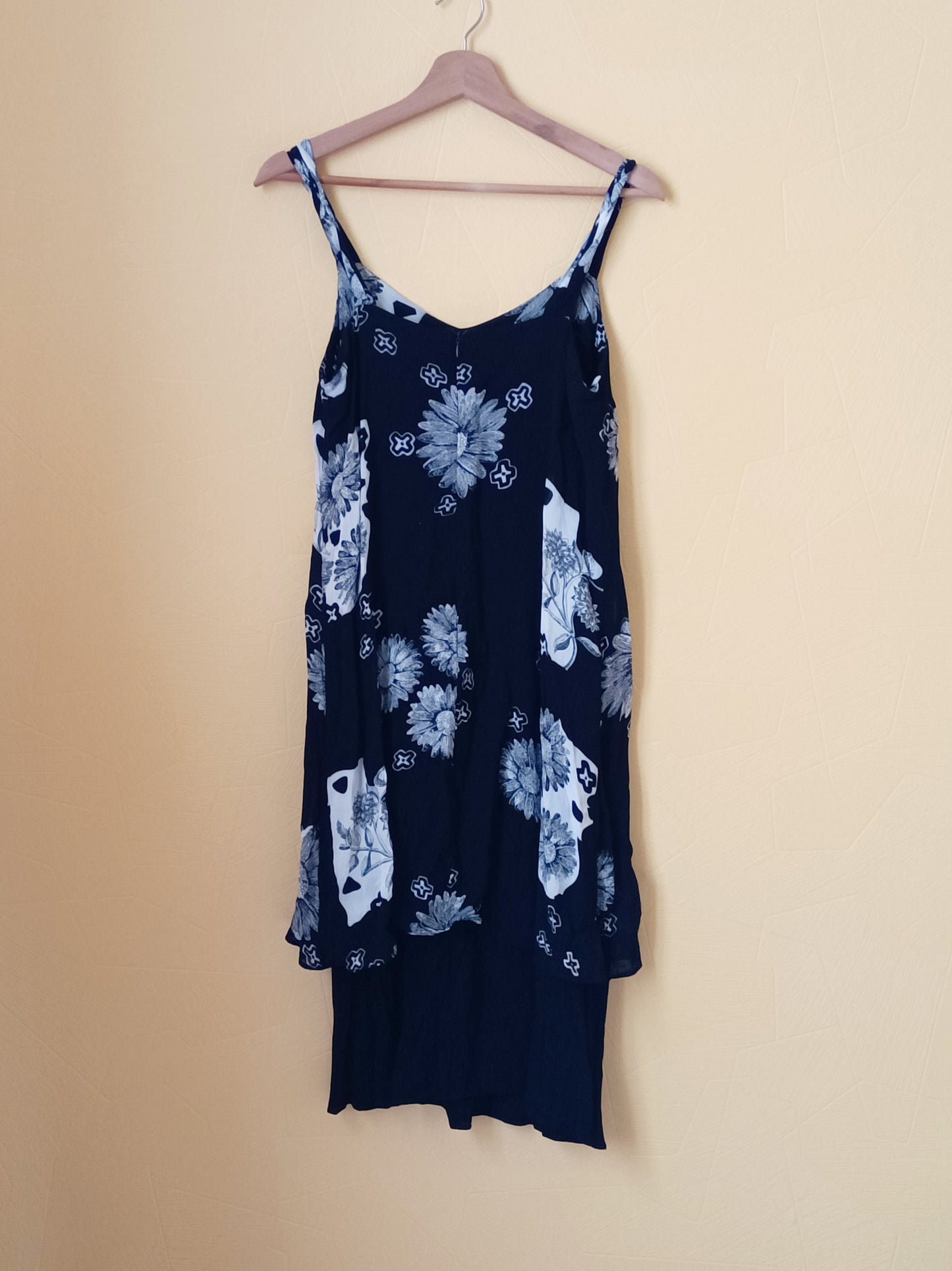 Robe à bretelles Tilber noire fleurie Taille 38