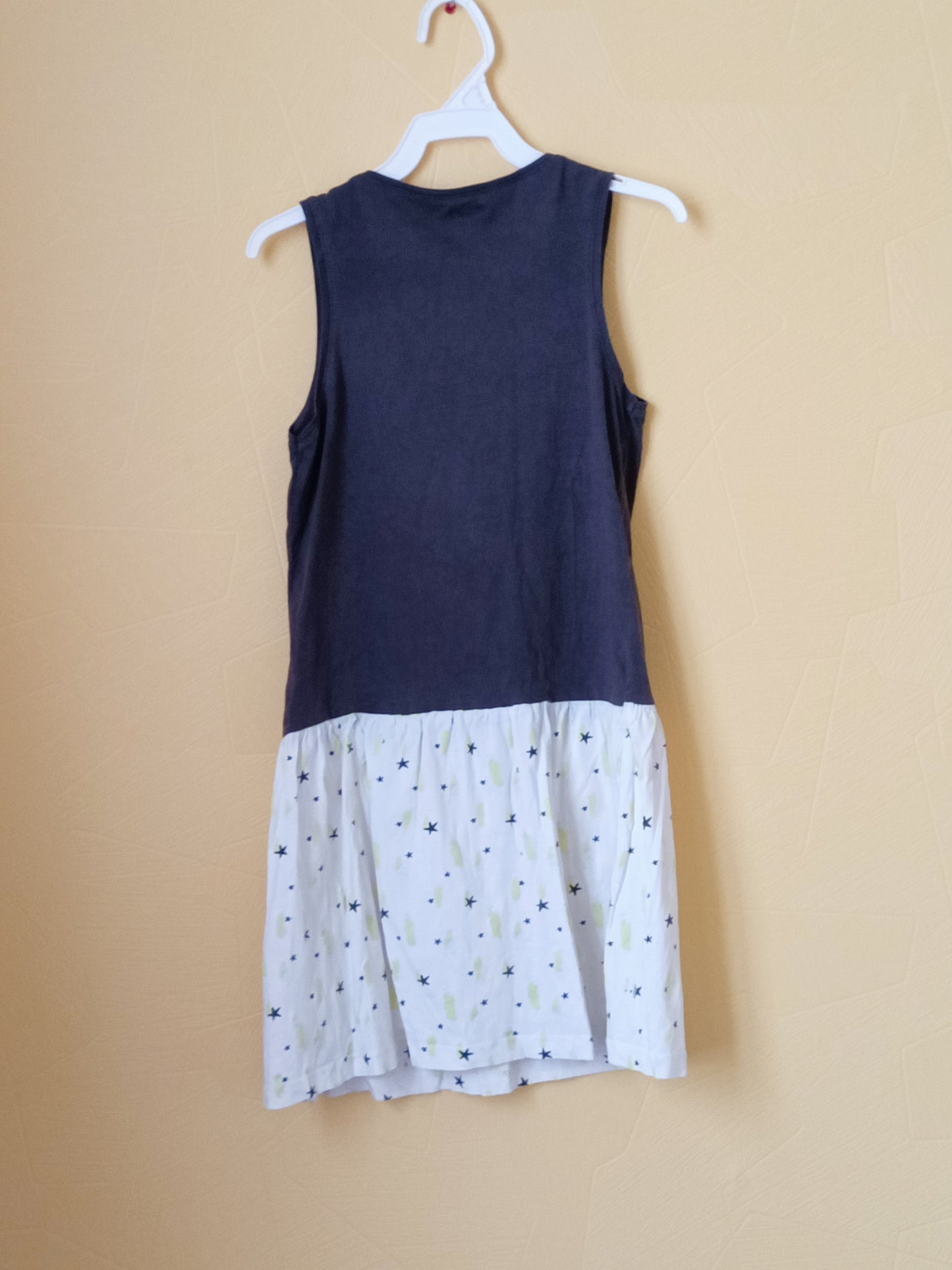 Robe sans manches Kiabi grise et blanche à motifs Taille 10 Ans