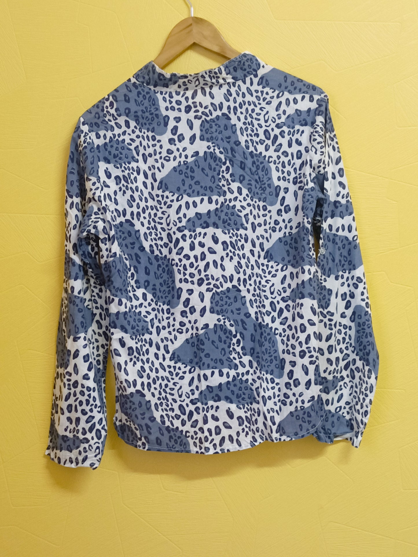Blouse blanche et bleue à motifs Taille M