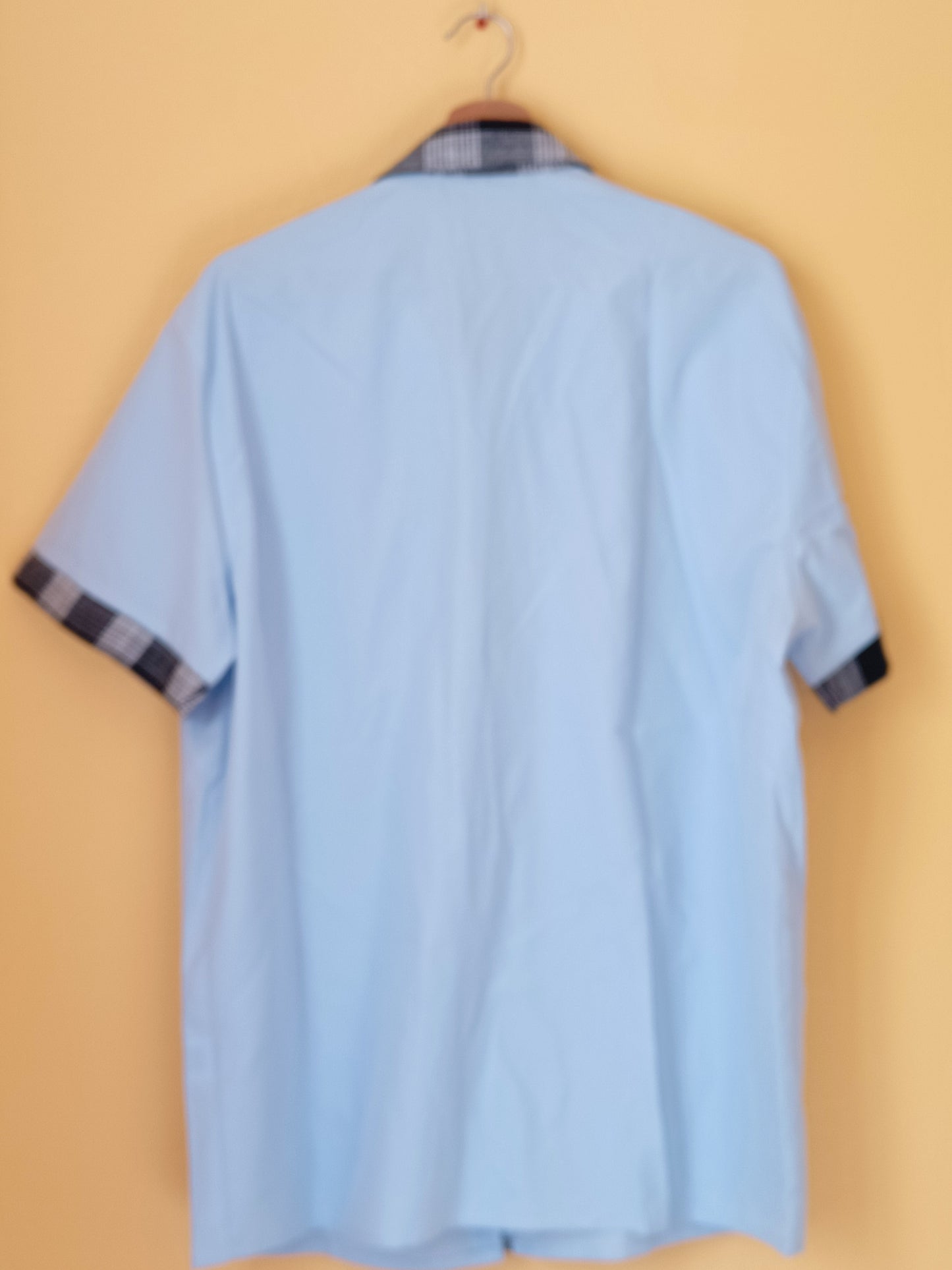 Chemise manches courtes bleue ciel avec liseré à carreaux noirs et blancs Taille L