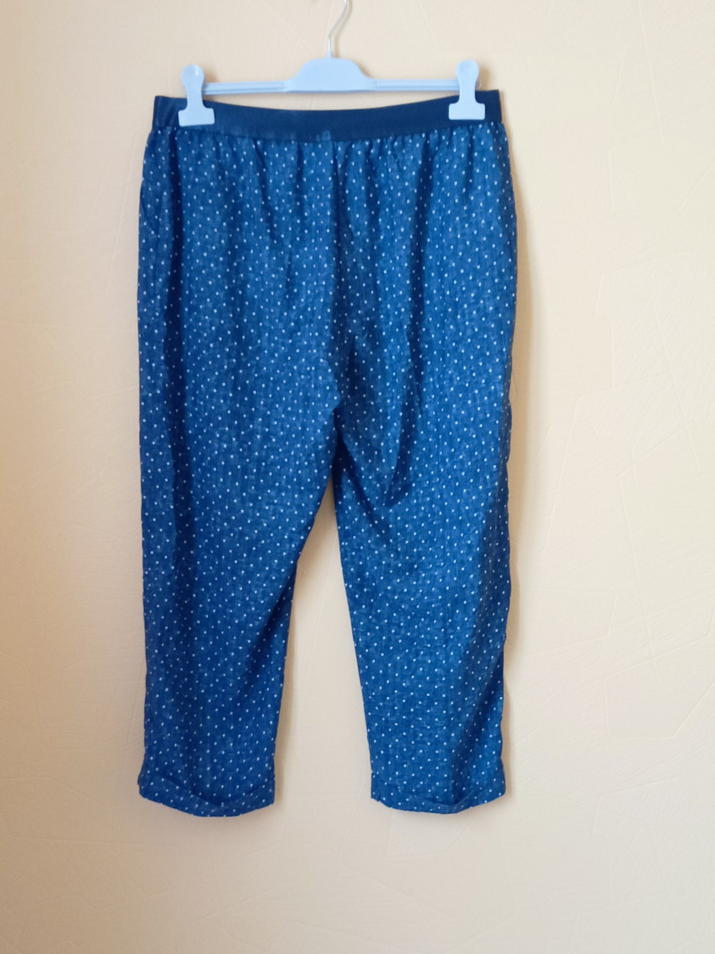 Pantacourt léger bleu à pois blancs Taille 44