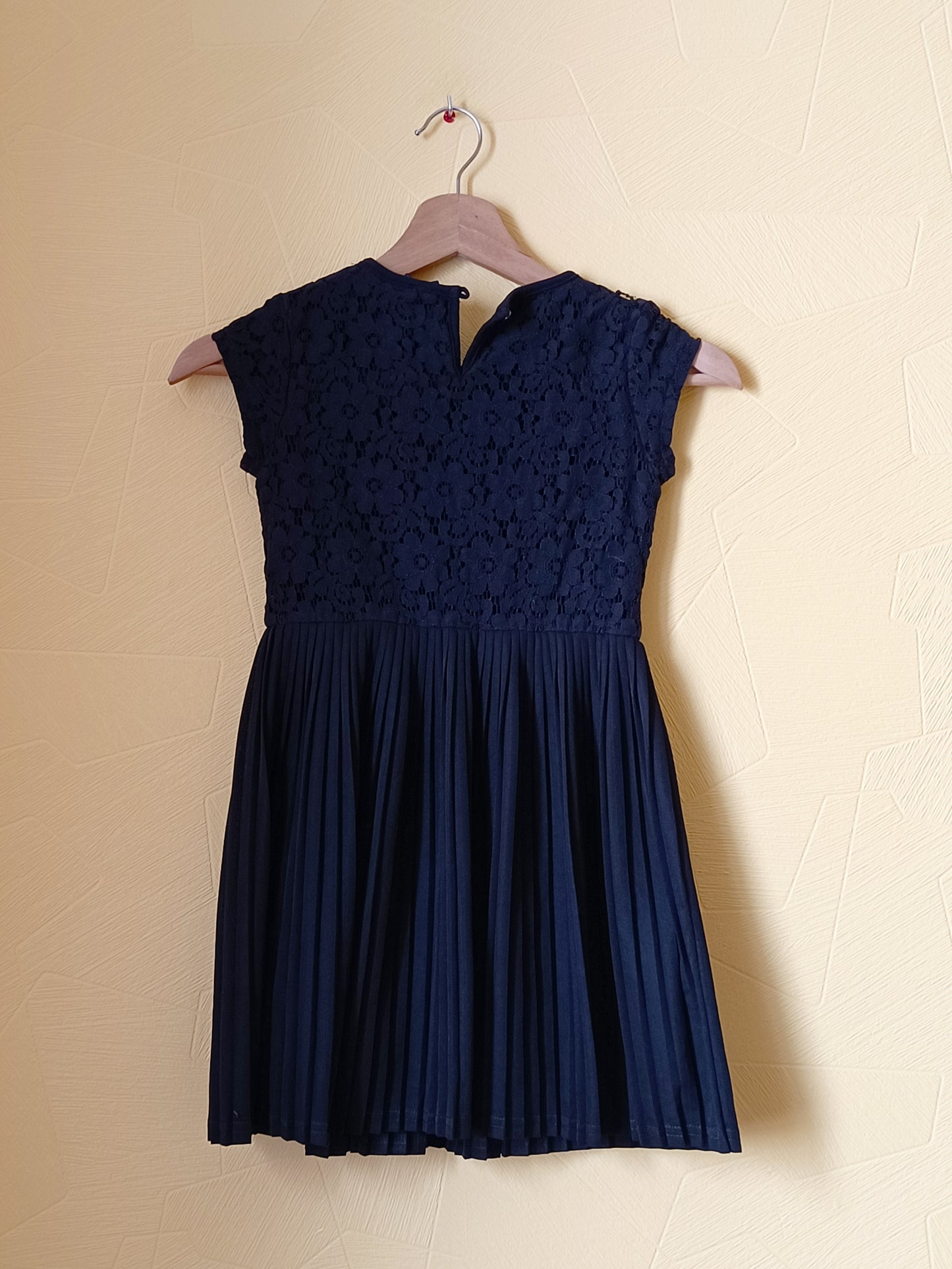 Robe manches courtes Kids noire avec dentelle Taille 7/8 Ans