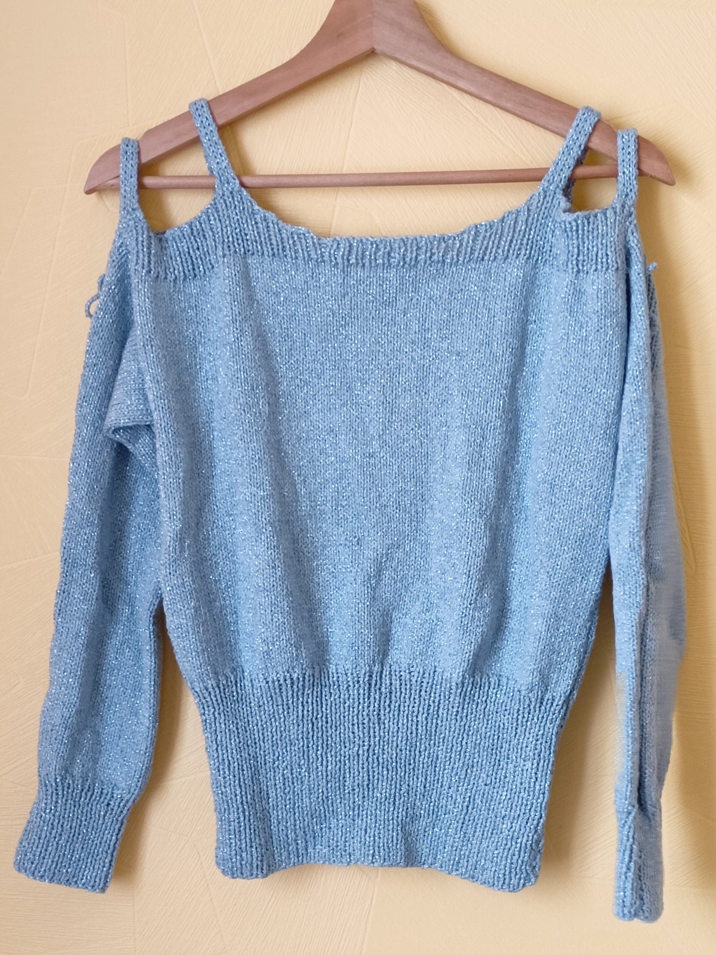 Pull en mailles avec épaules dénudées bleu clair brillant Taille S