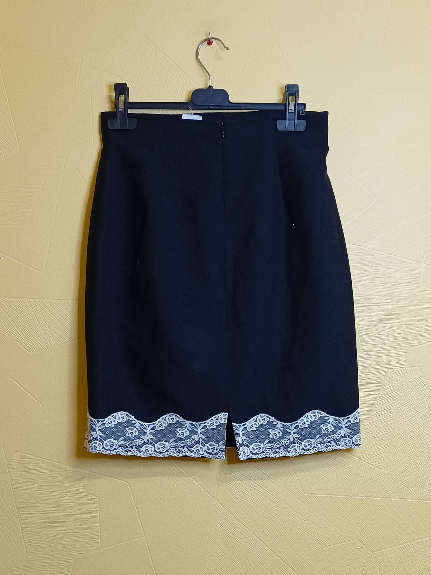 Jupe noire avec dentelle blanche Taille 36