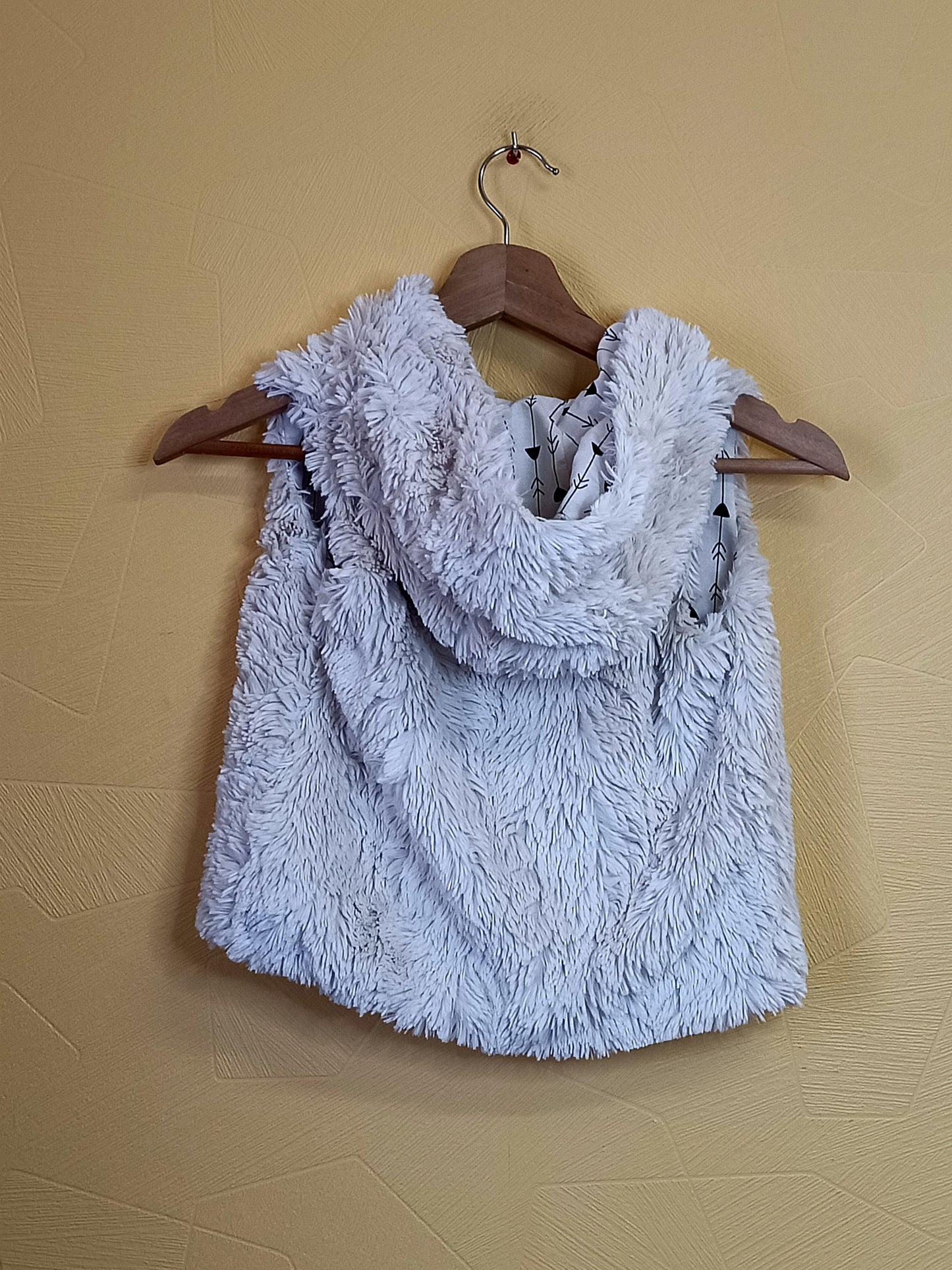 Veste sans manche avec capuche imitation fourrure Kiabi beige Taille 5 Ans