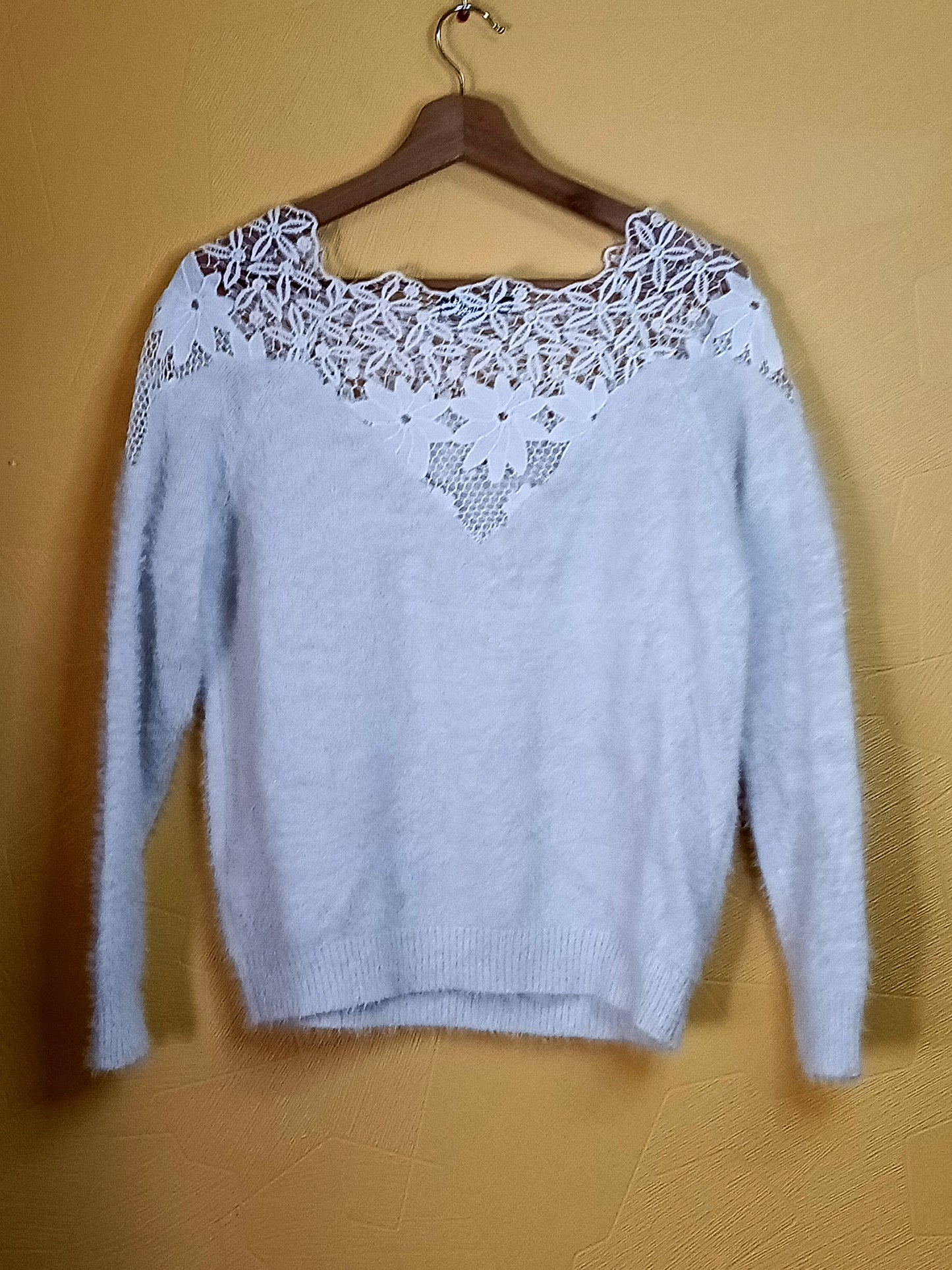 Pull maille poilue Bisou's Project blanc avec dentelle Taille L