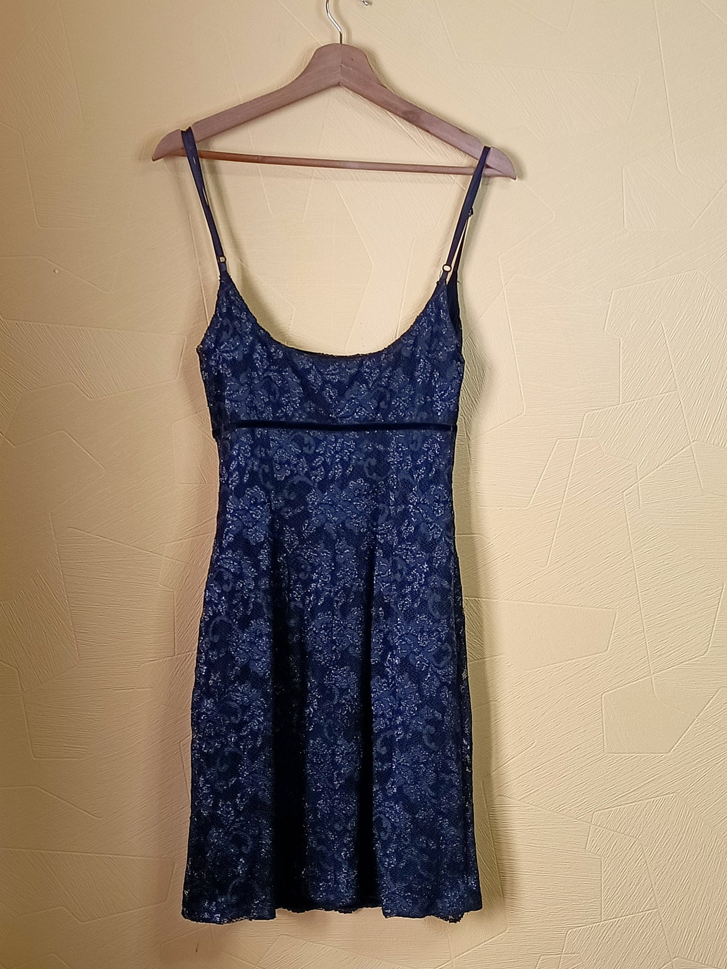 Robe à bretelles Amazone noire brillante avec dentelle Taille M