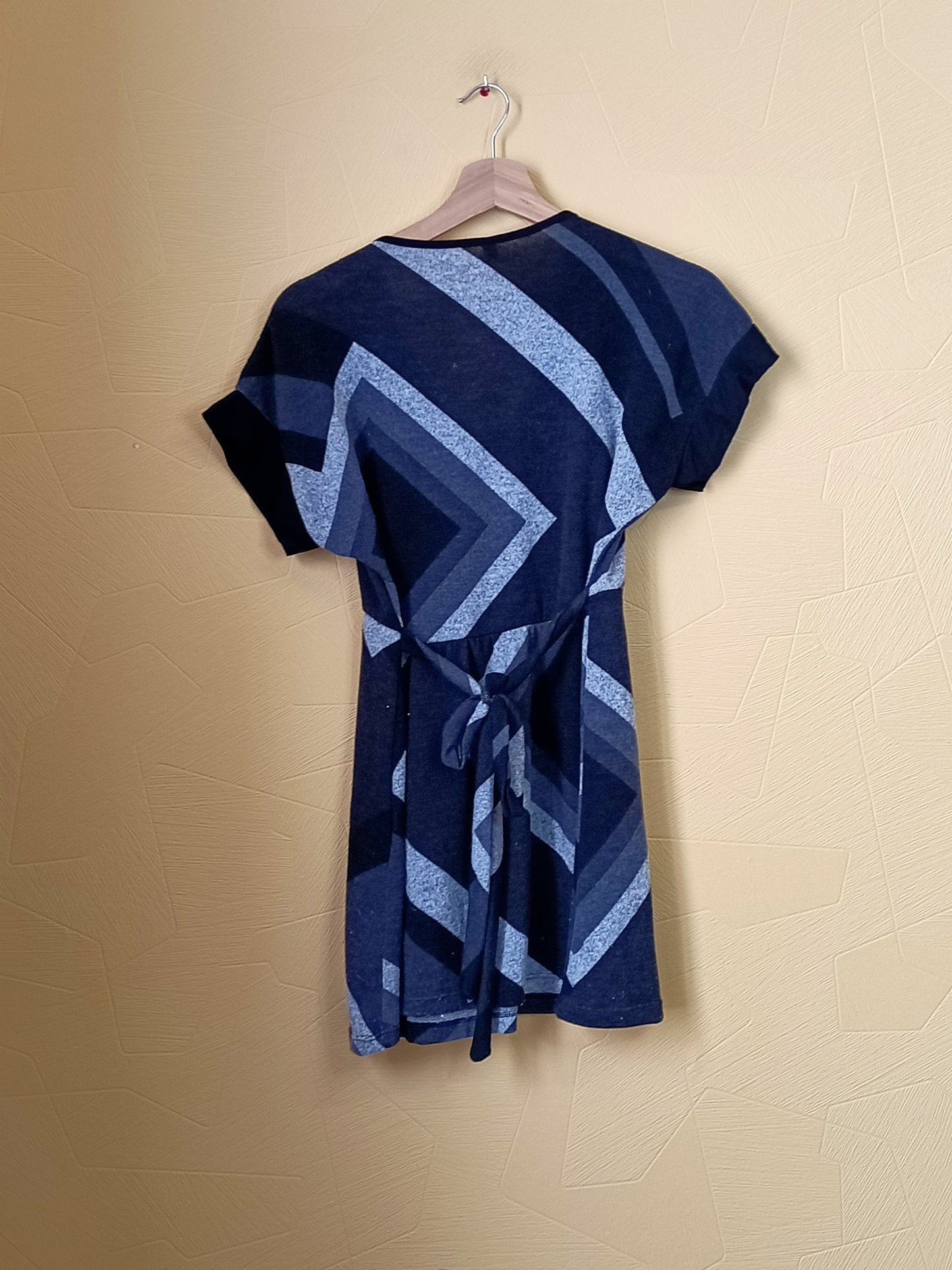 Robe pull manches courtes grise et noire à motifs Taille M