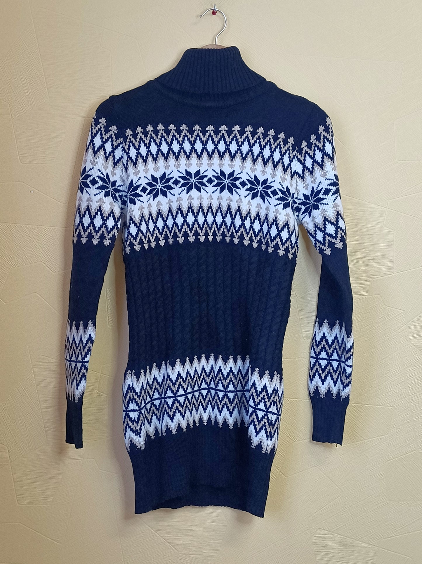 Pull long en maille avec col noire à motifs Taille S