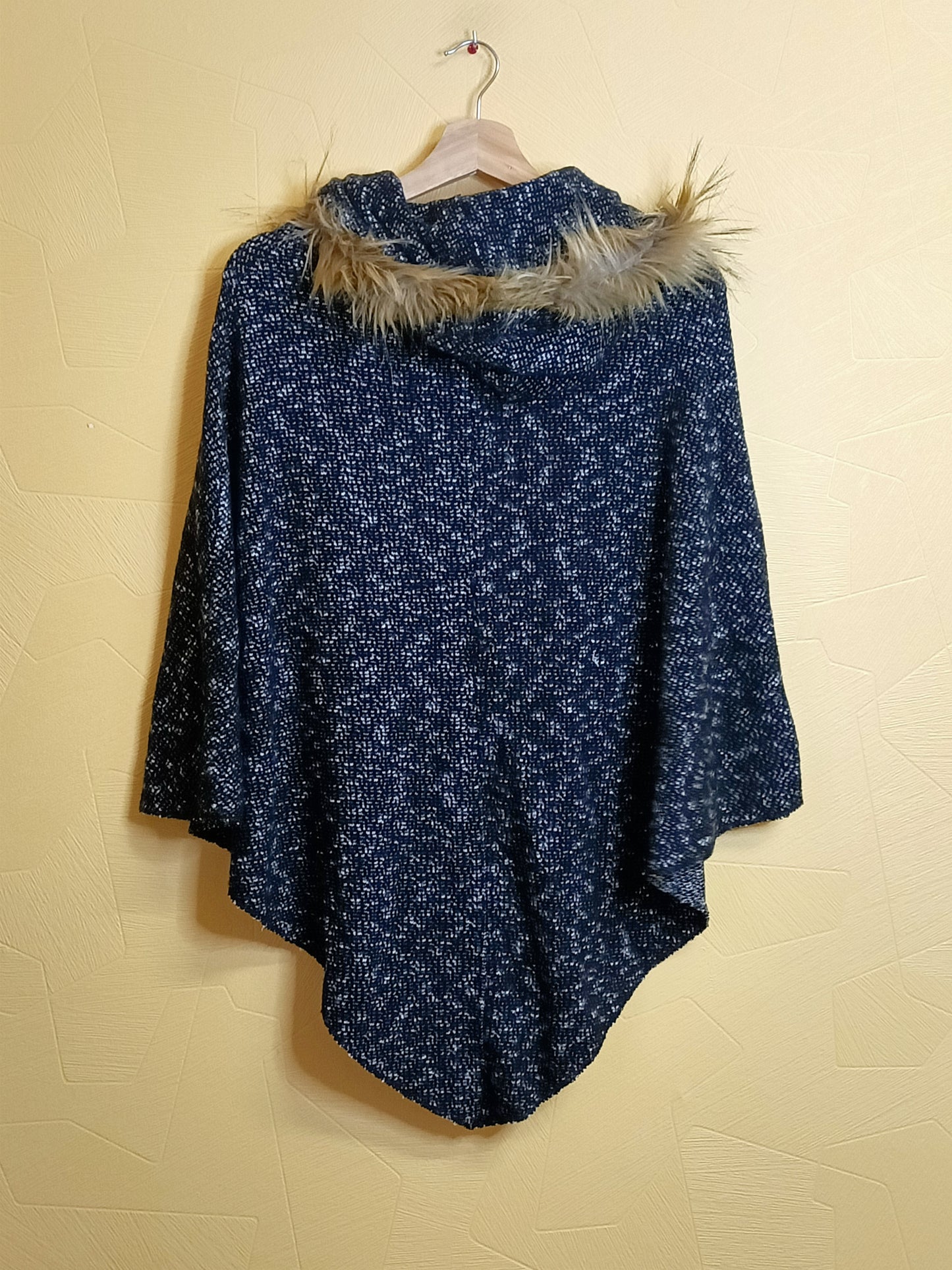 Poncho avec capuche et fausse fourrure Woman.Code noir chiné Taille Unique