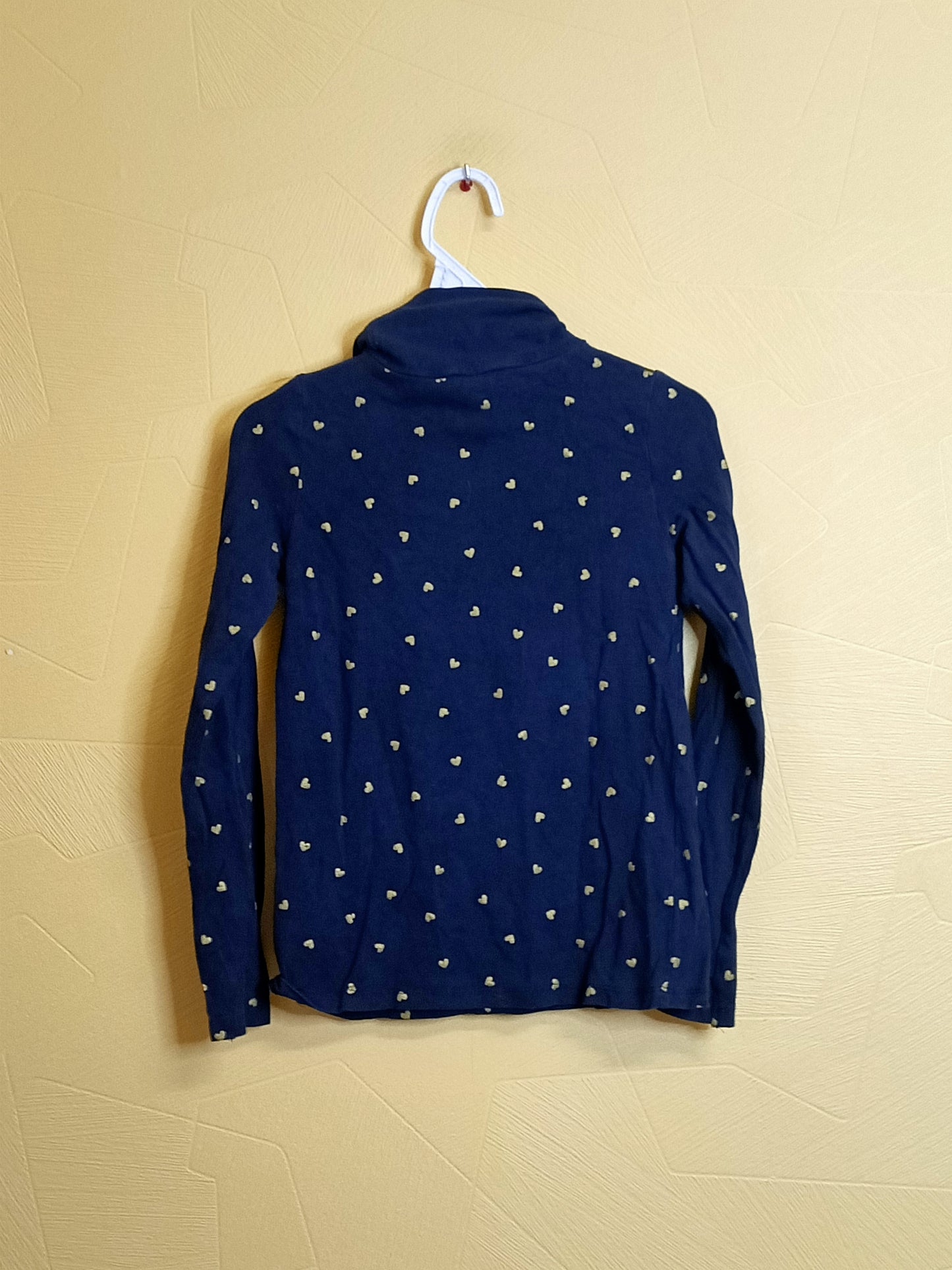 Sous pull H&M bleu marine avec motifs cœurs Taille 6/8 Ans