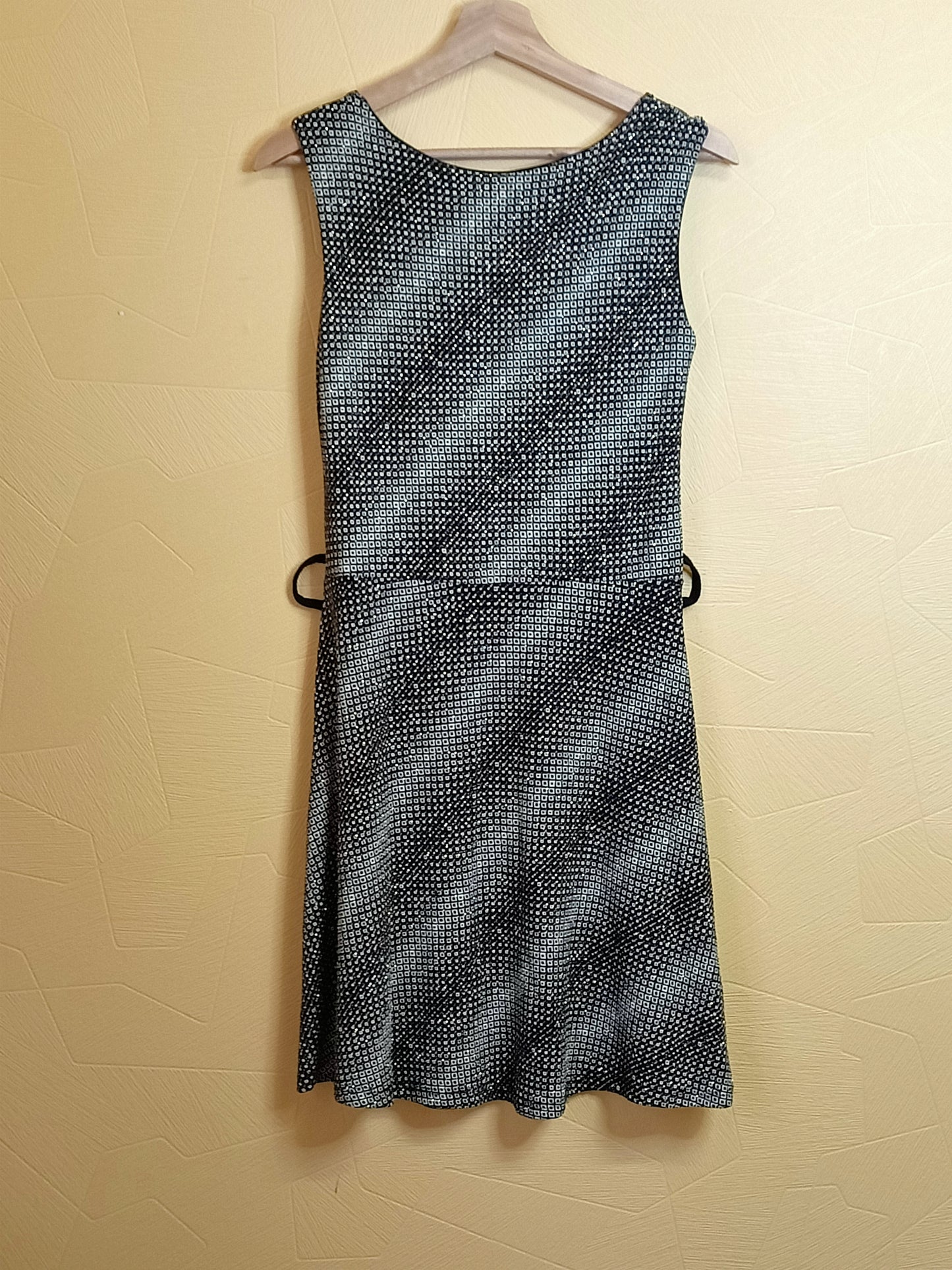 Robe sans manches noire et dorée Taille L