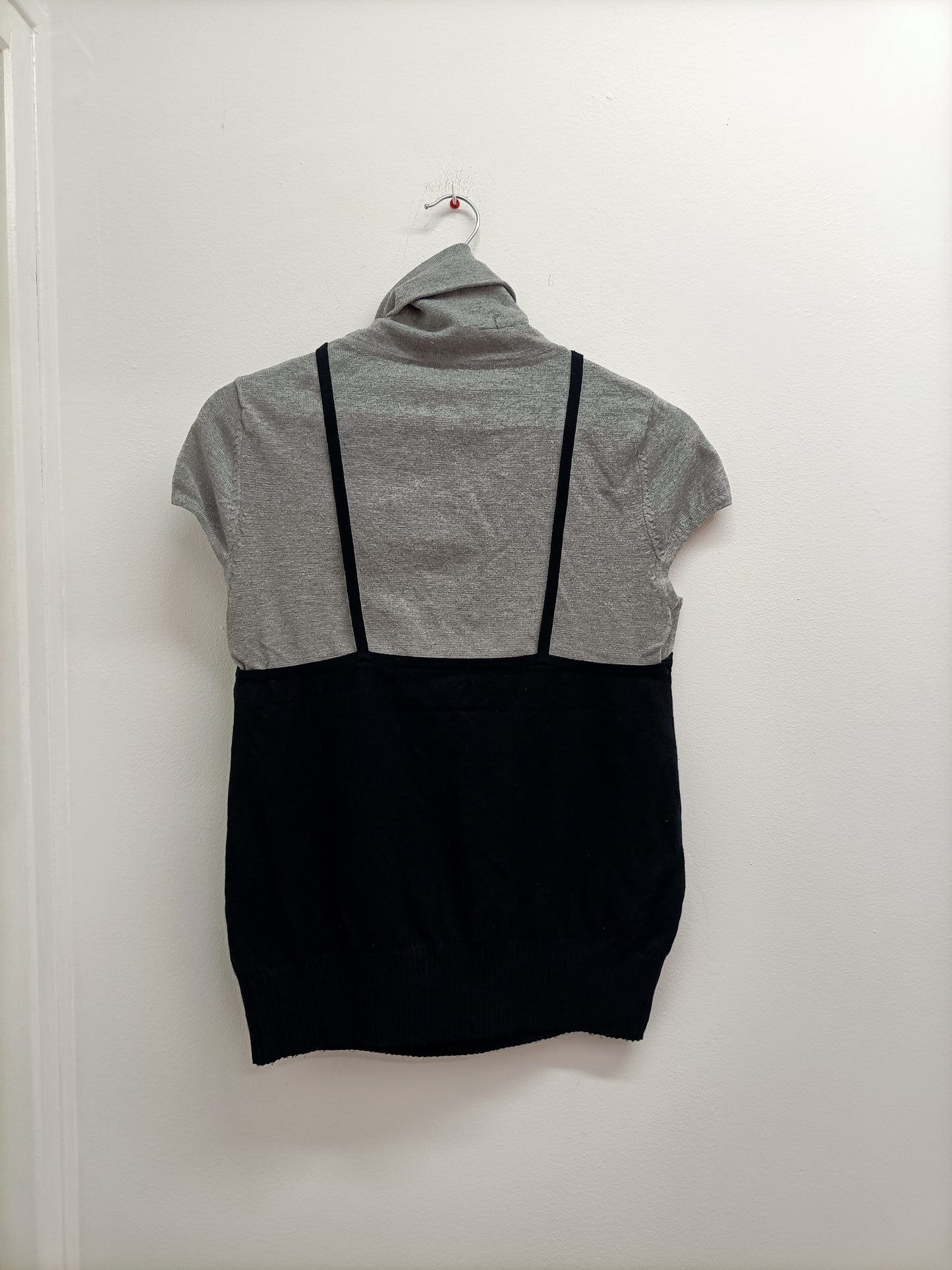 Pull manches courtes avec col gris et noir Taille M