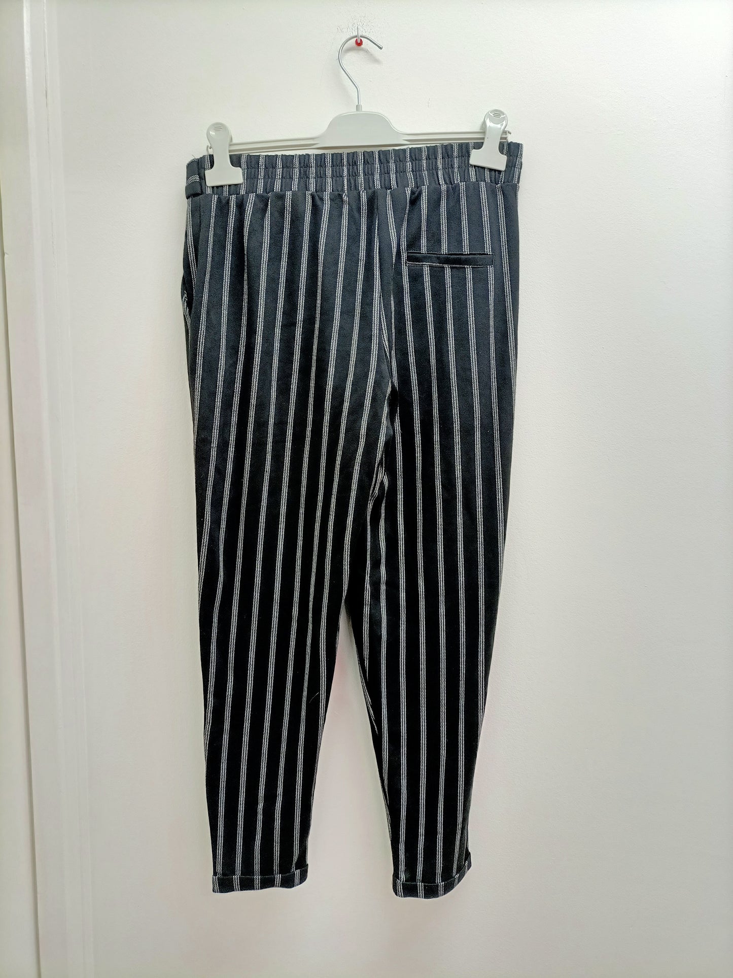 Pantalon avec ceinture Page One noir rayé blanc Taille S