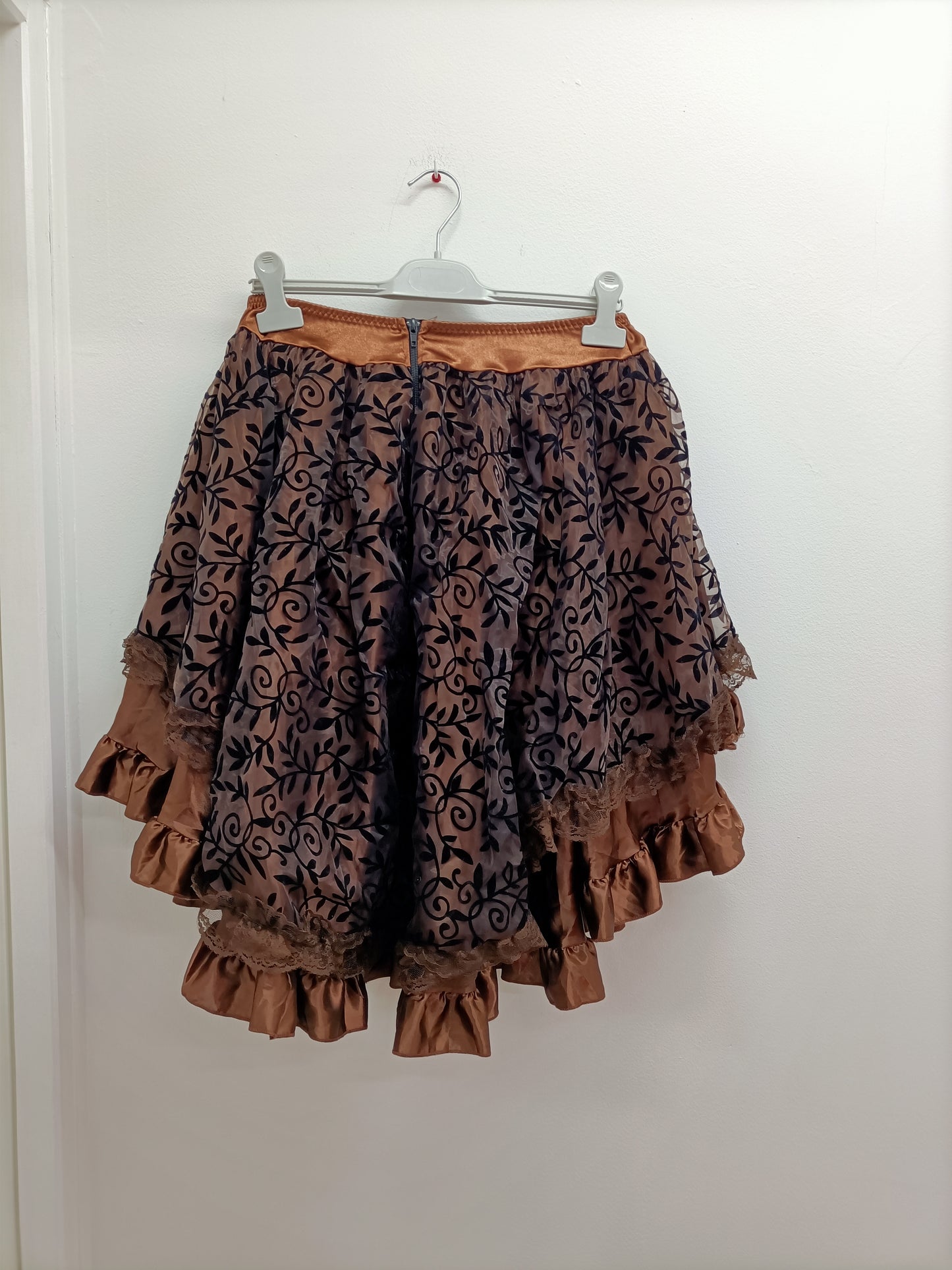 Jupe asymétrique marron à motifs noirs et dentelle Taille M/L