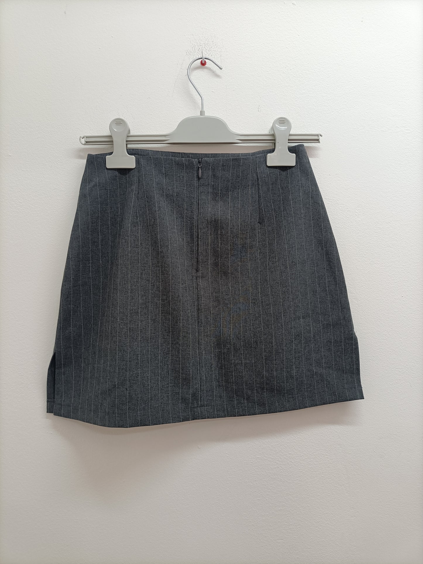 Jupe courte Kiabi grise rayée blanche Taille 36