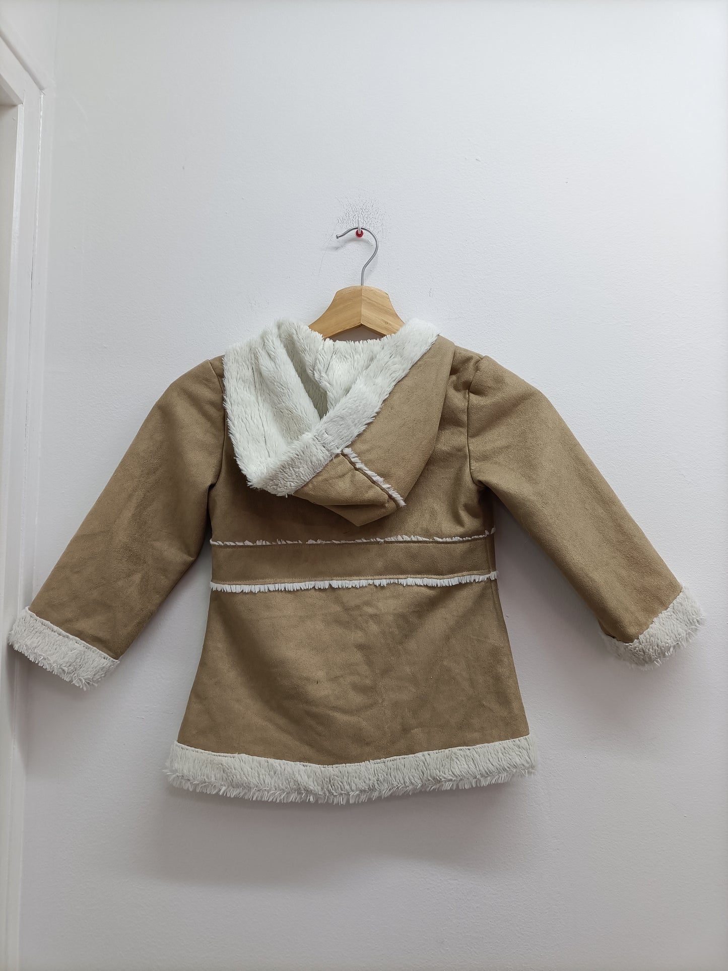 Manteau fausse fourrure avec capuche BPC beige Taille 4 Ans