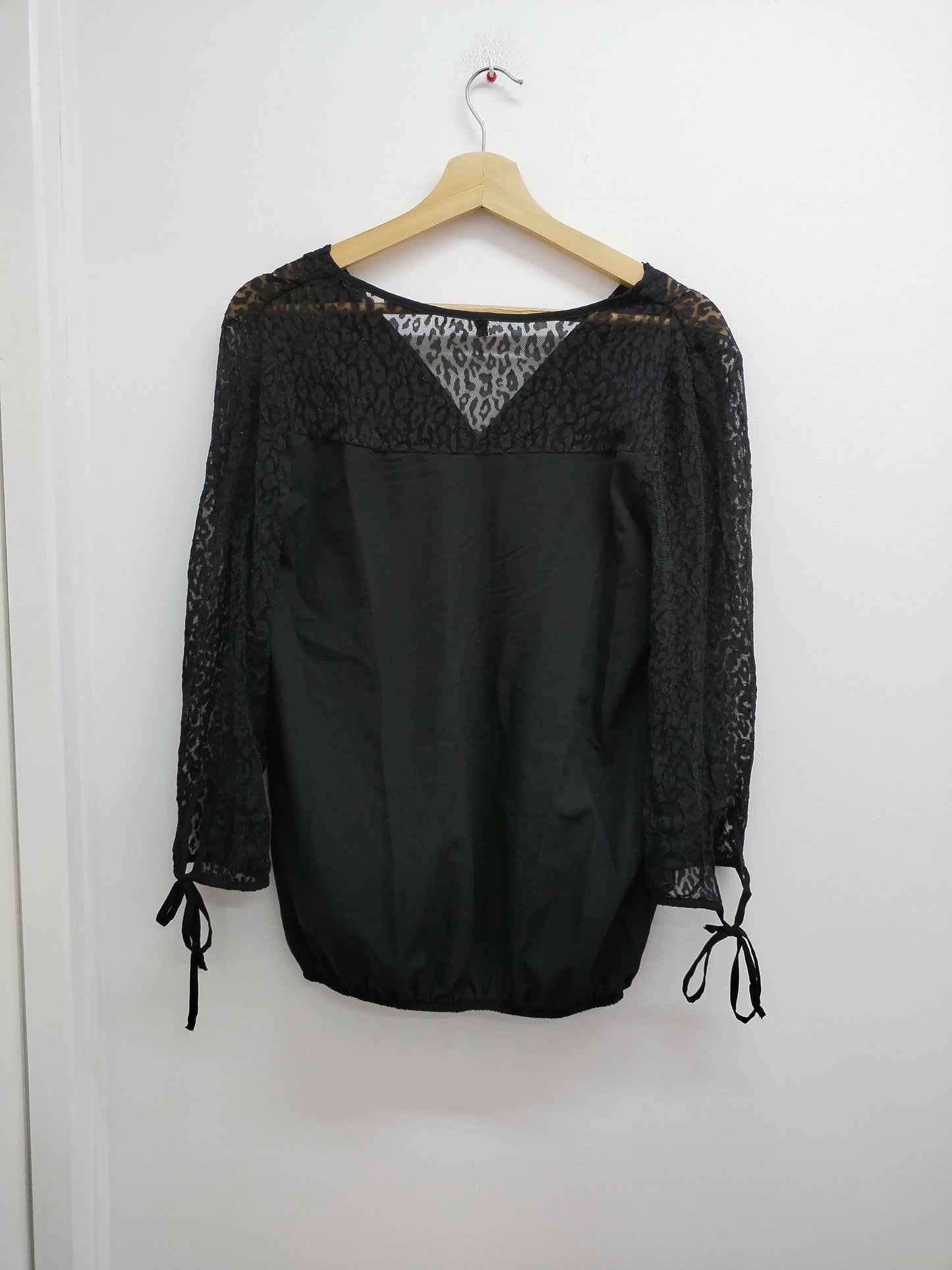 Blouse noire avec dentelle Taille 38/40