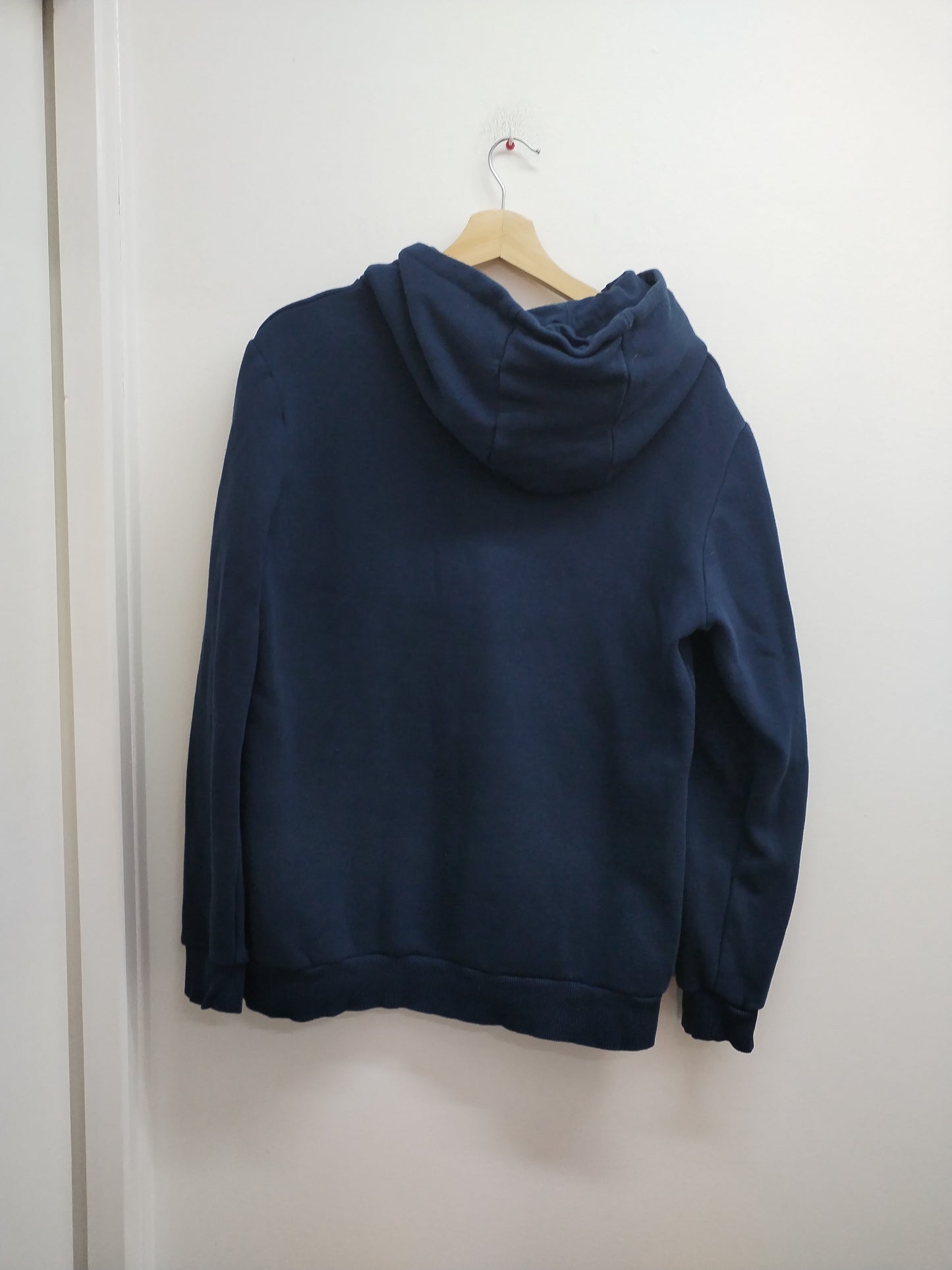 Sweat à capuche Kiabi bleu marine avec impression Taille M
