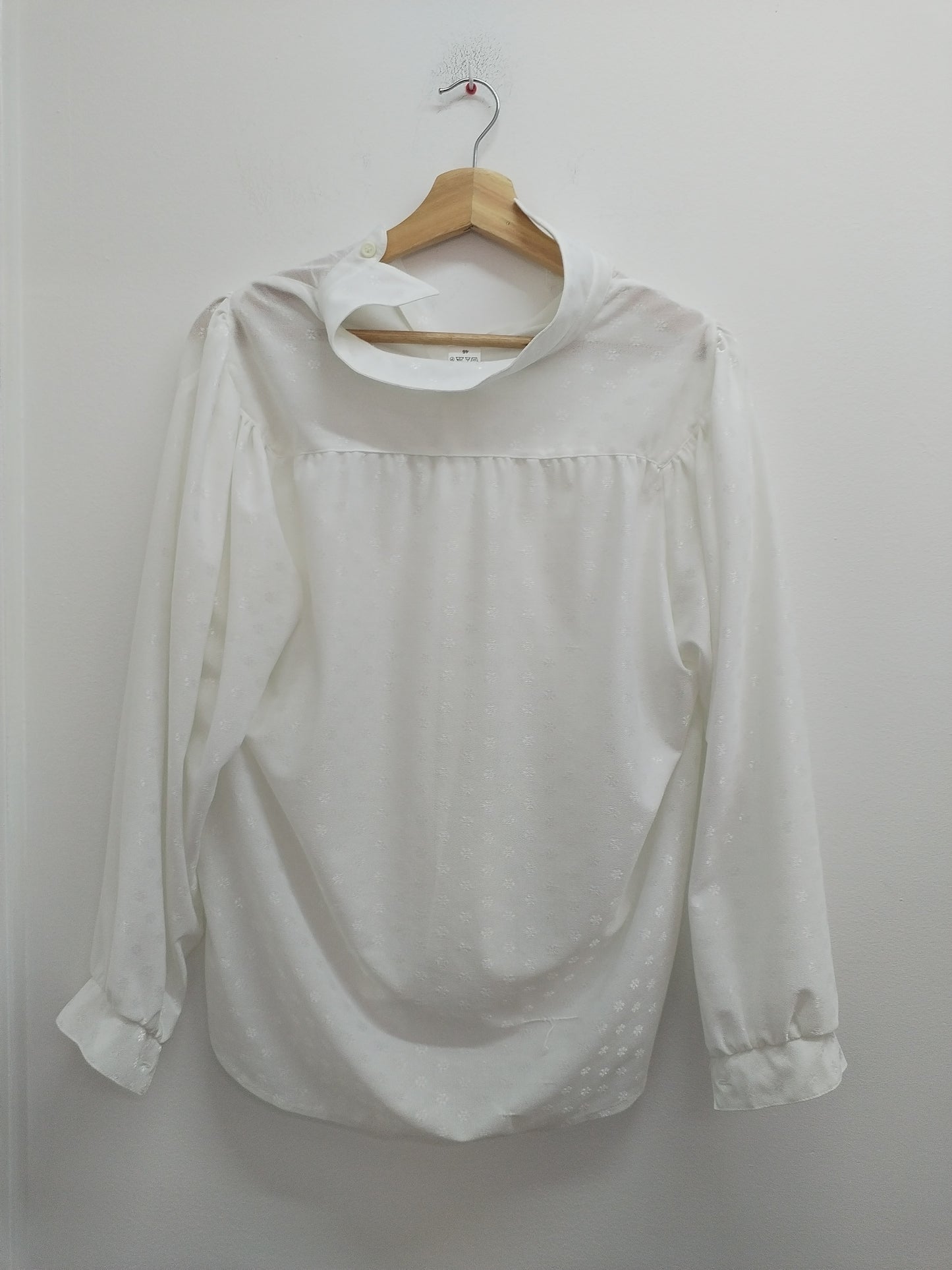 Chemise blanche à motifs fleuris Taille 46