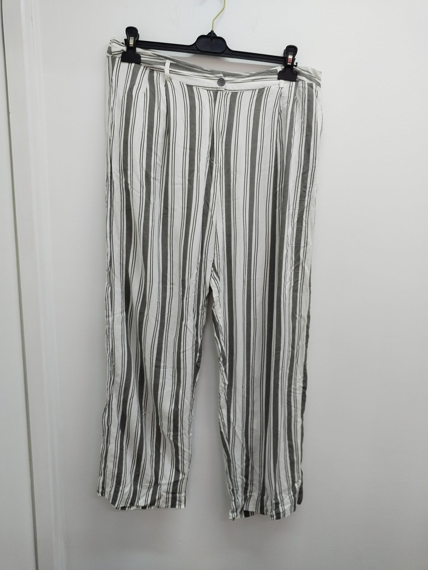 Pantalon 3 Suisses Collection rayé gris et blanc Taille 46