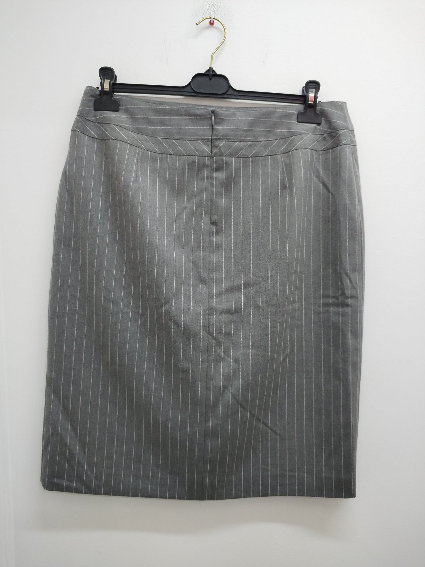 Jupe mi-longue Un Jour Ailleurs grise rayée Taille 44