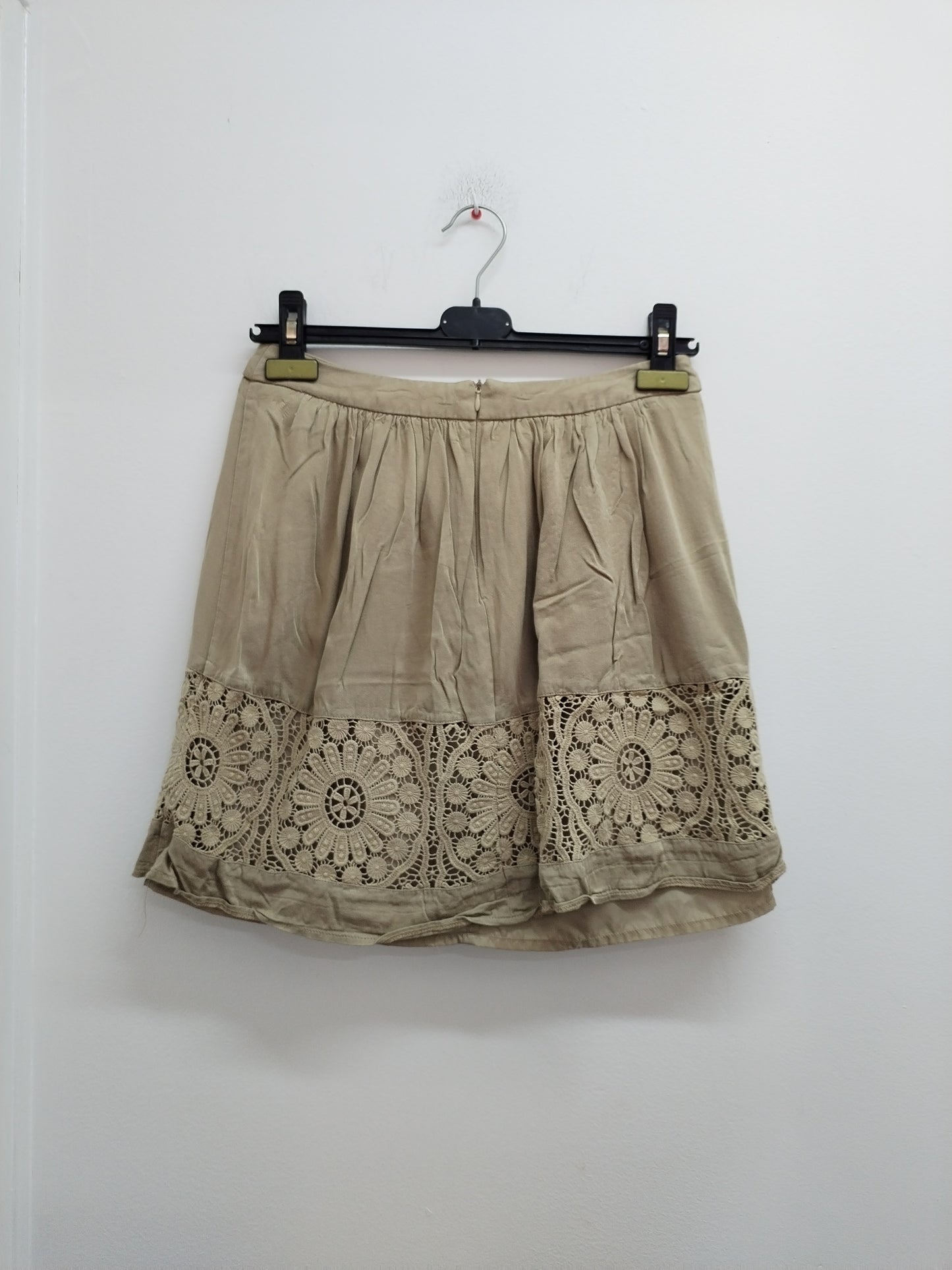 Jupe Camaïeu beige avec dentelle Taille 36