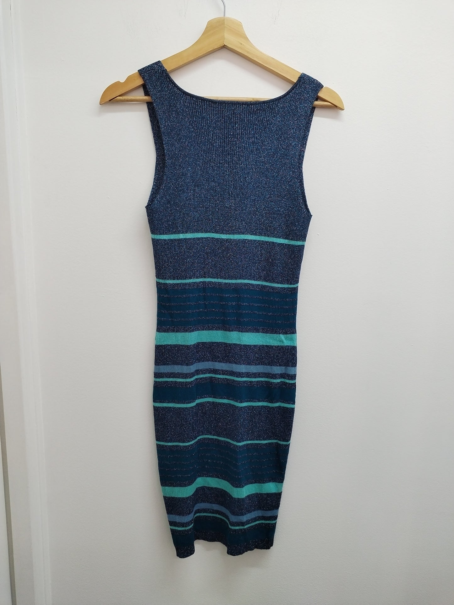 Robe sans manche en mailles bleue pailletée rayée Taille M