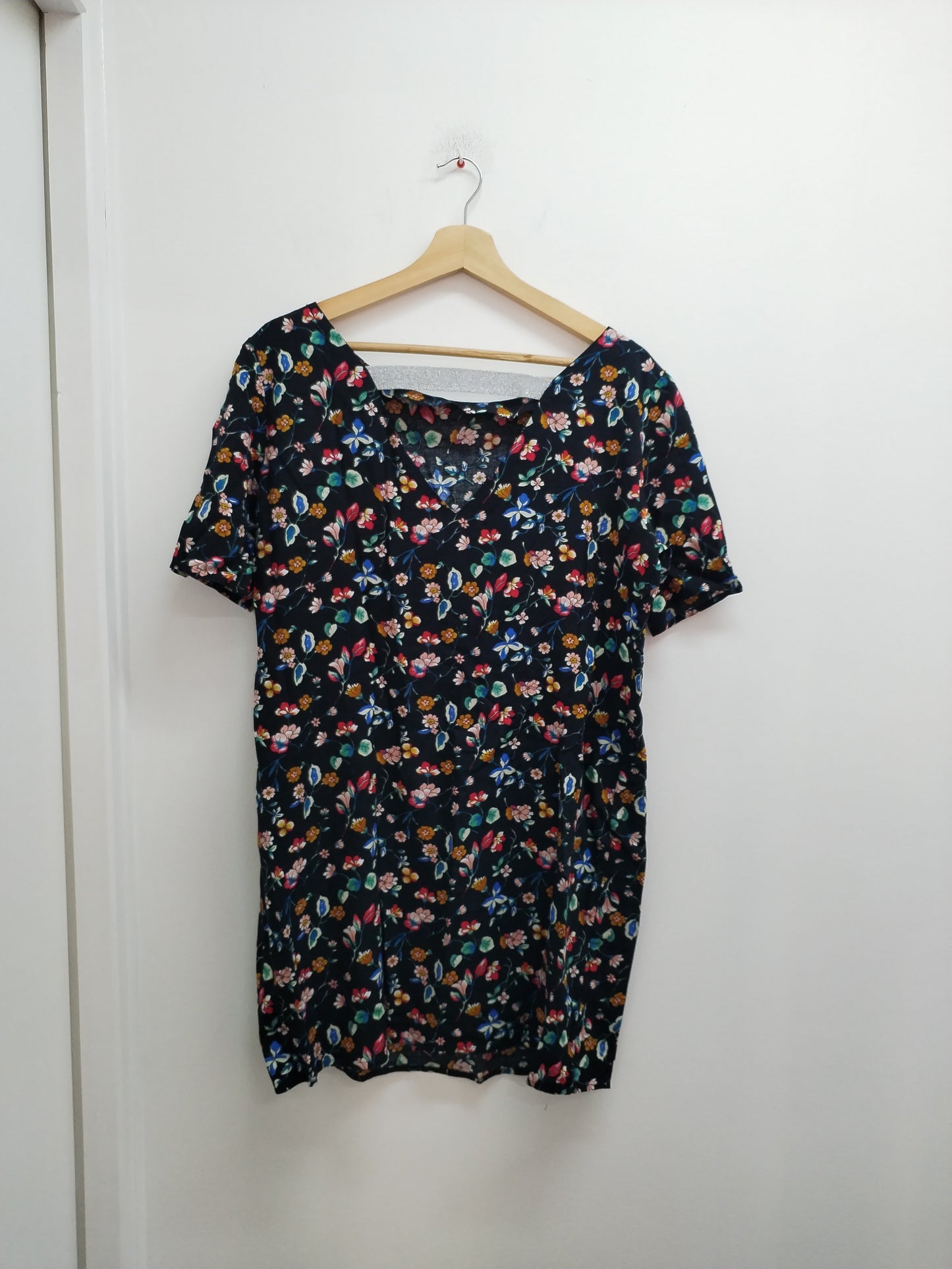 Robe manches courtes Collection IRL noire fleurie Taille 42