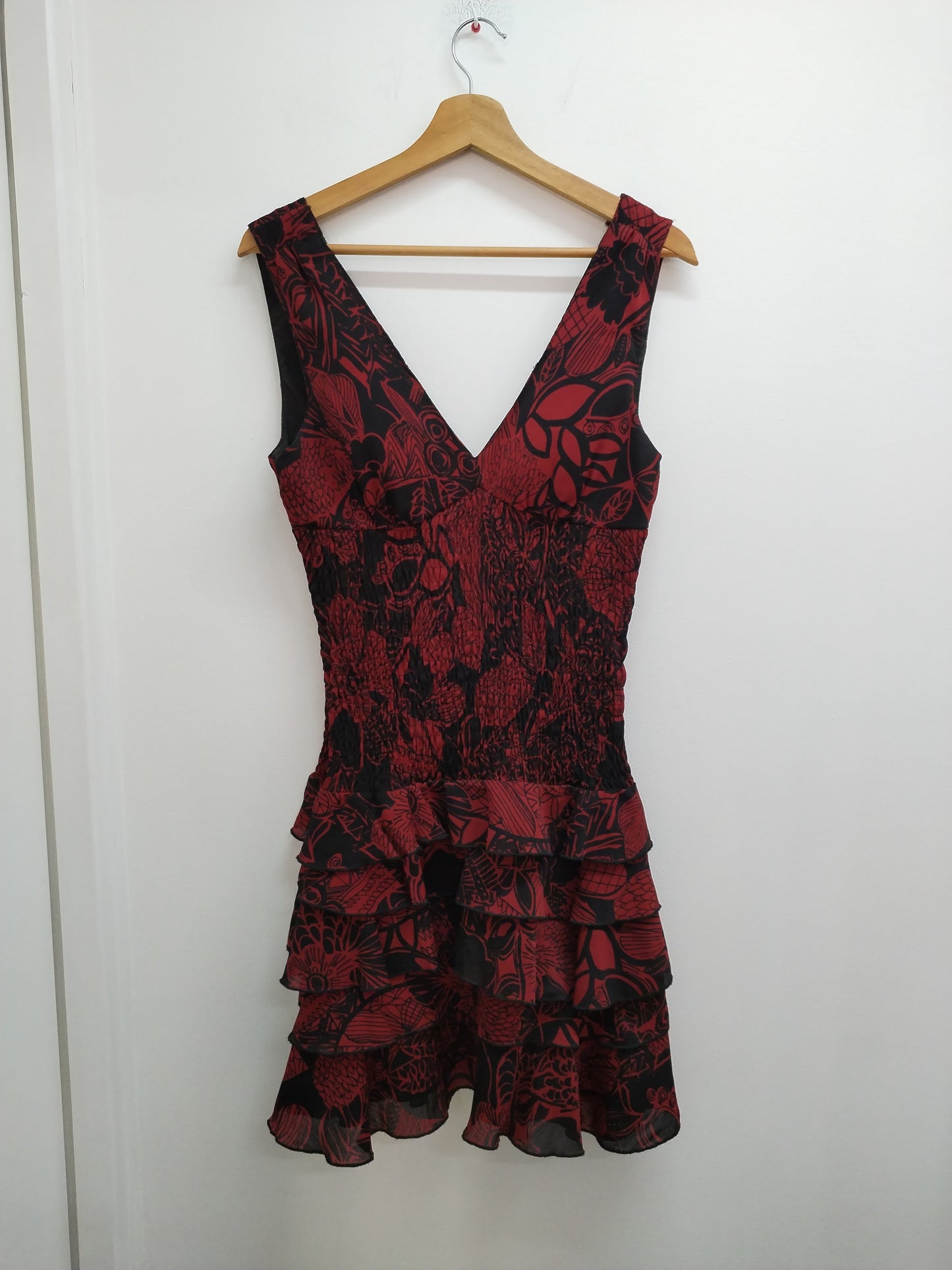 Robe à bretelles Fashion Concept rouge et noire à motifs Taille 40