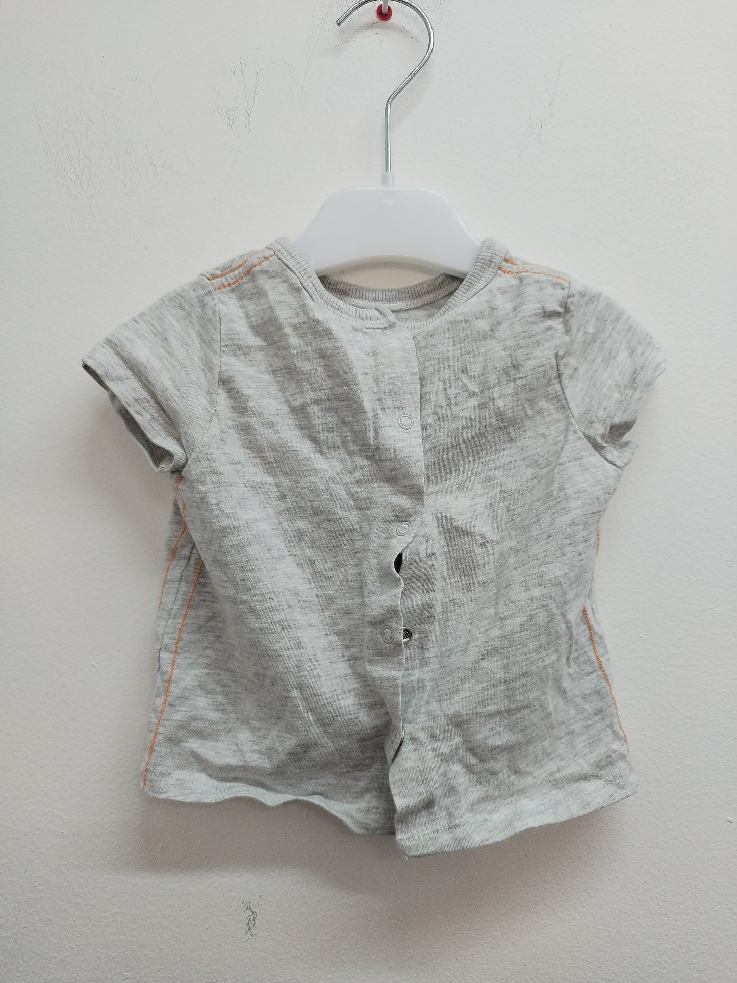 T-shirt Kiabi gris avec impression taille 6 Mois
