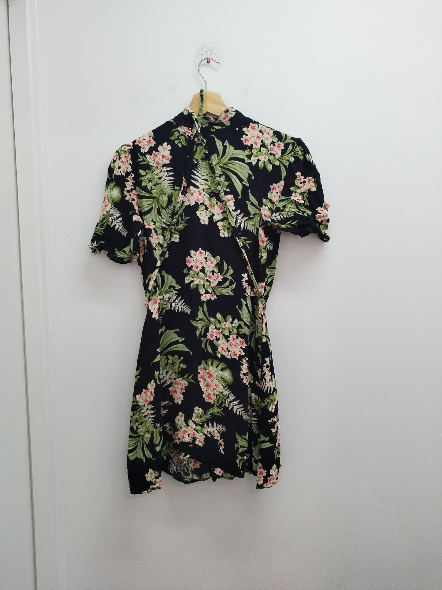 Robe cache-cœur manches courtes Collection IRL noire fleurie Taille 38