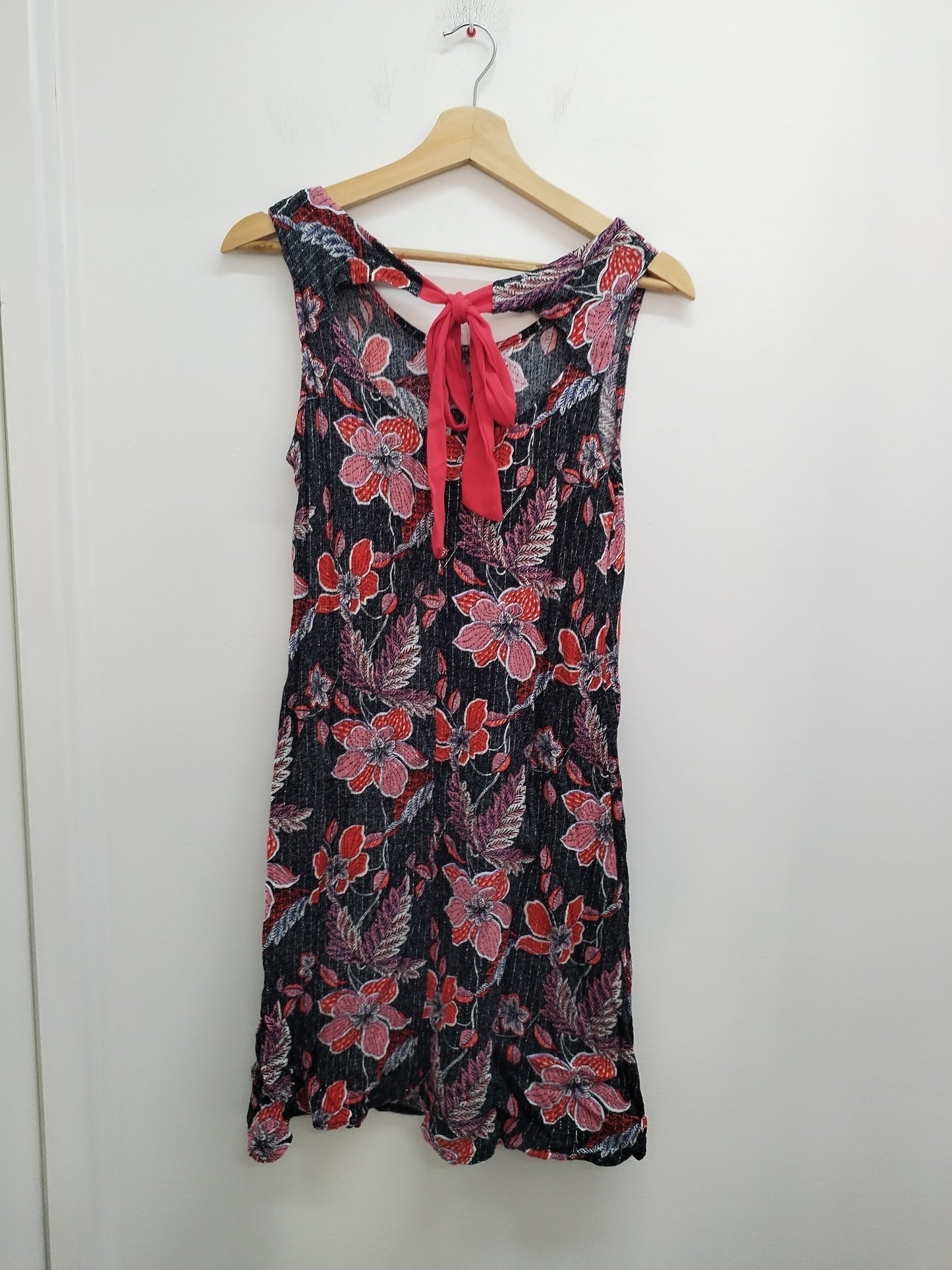 Robe sans manches noire fleurie Taille 40