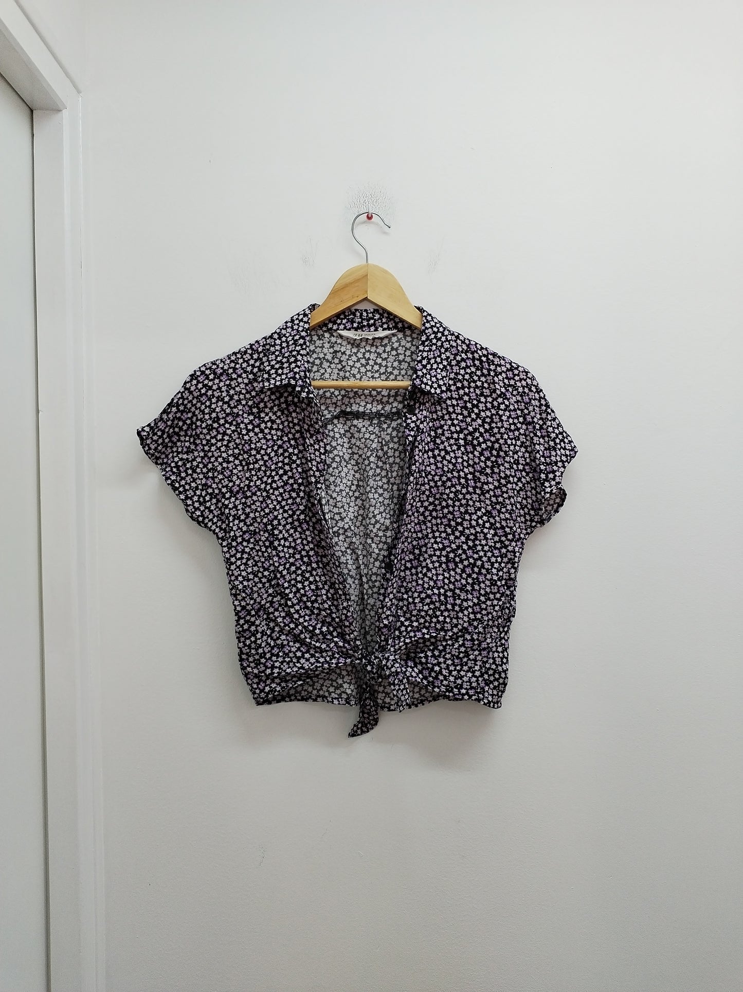 Chemise courtes à nouer manches courtes H&M noire fleurie Taille 13/14 Ans