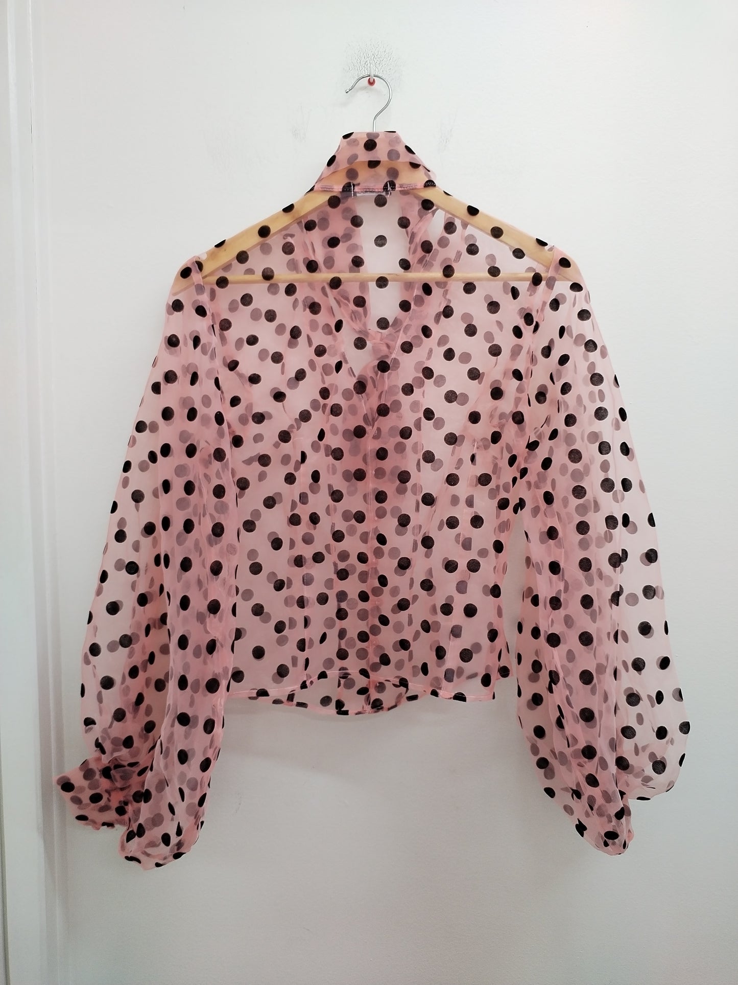Chemise transparente manches bouffantes Boohoo rose à pois Taille 36