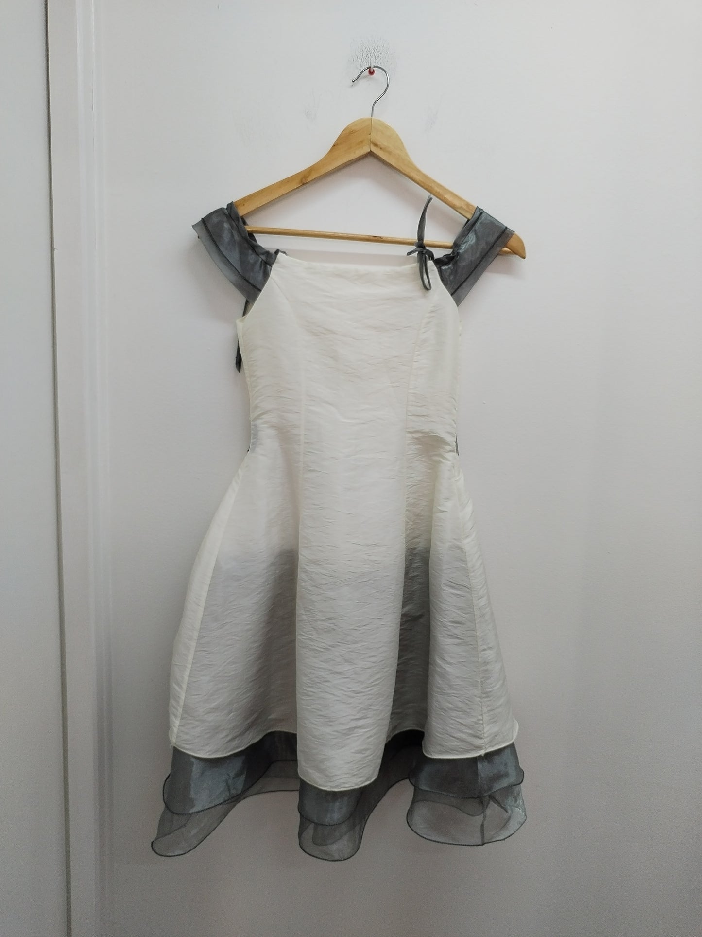 Robe de cérémonie manches courtes blanche et grise Taille 8 Ans
